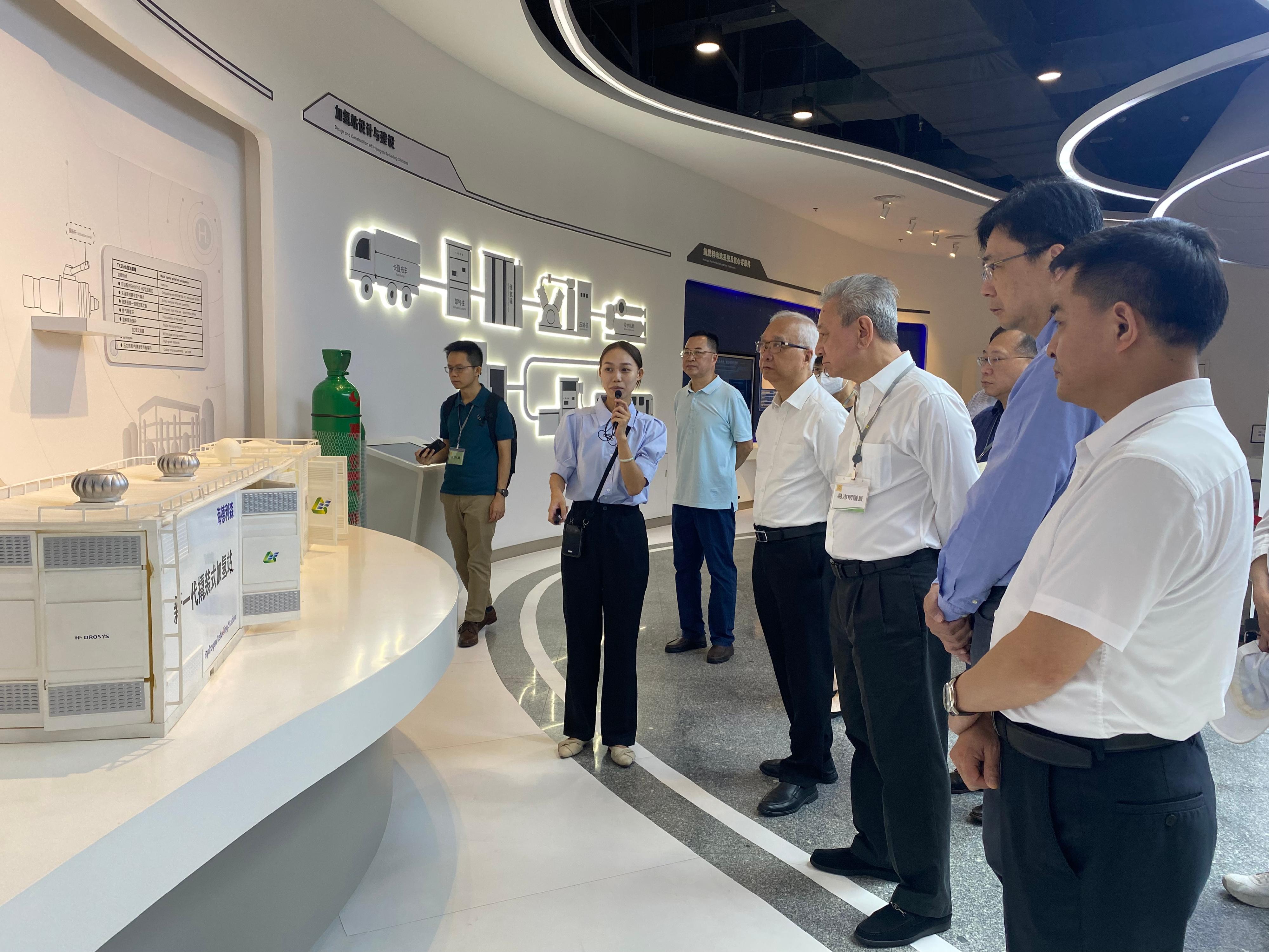 The Secretary for Environment and Ecology, Mr Tse Chin-wan, together with the Legislative Council Panel on Environmental Affairs, today (August 8) visited the Nanhai Hydrogen Center in Foshan in the morning. Photo shows Mr Tse (fourth left) and the delegation of the Legislative Council Panel on Environmental Affairs receiving a briefing from a representative on the planning and achievements of hydrogen energy development in Foshan to learn more about the development and application of hydrogen energy in the Mainland.