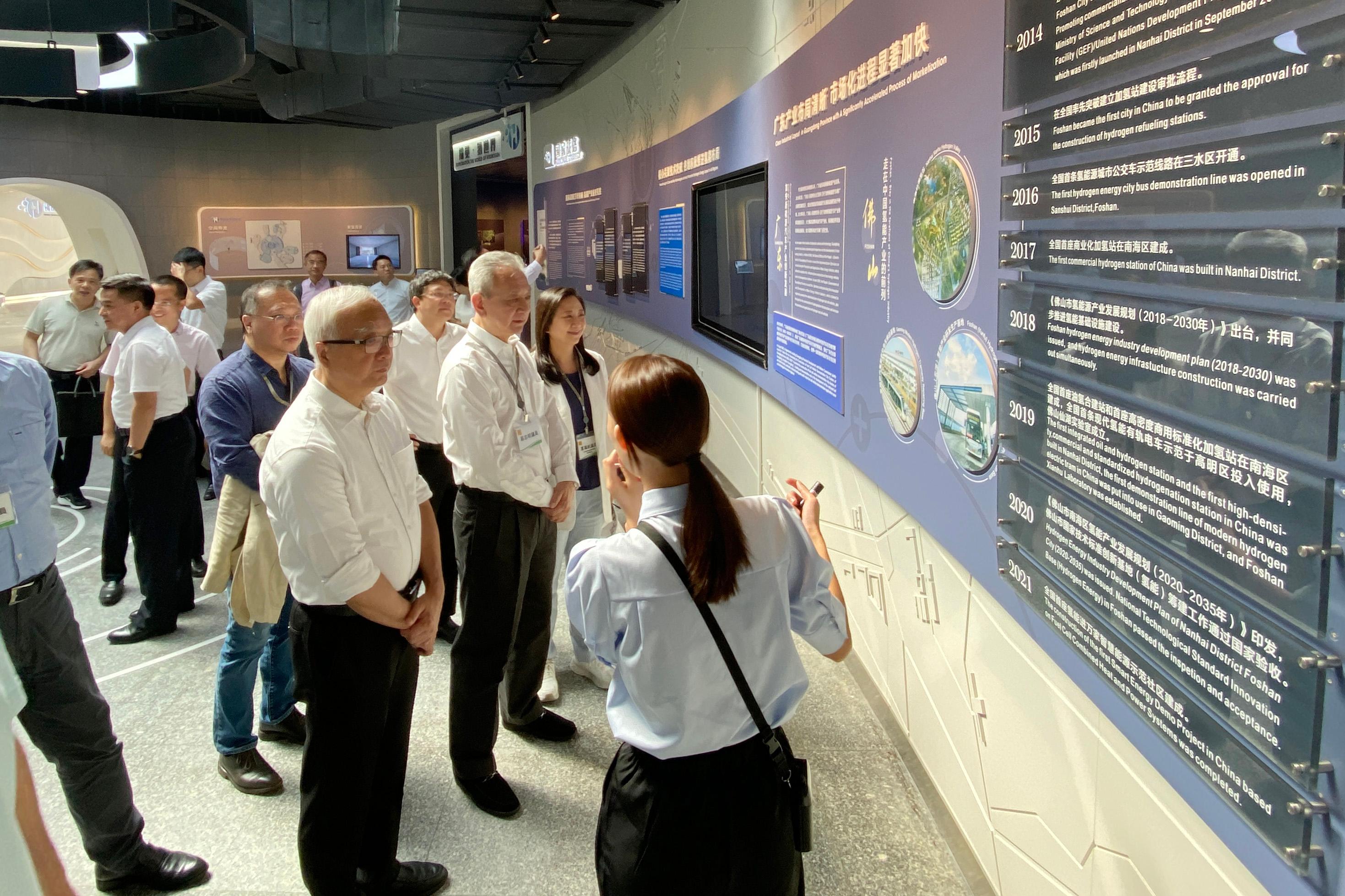The delegation of the Legislative Council Panel on Environmental Affairs and the delegation of the Environment and Ecology Bureau continued the duty visit in Foshan and Shenzhen today (August 8).  Photo shows the delegations visiting the Nanhai Hydrogen Center in Foshan.