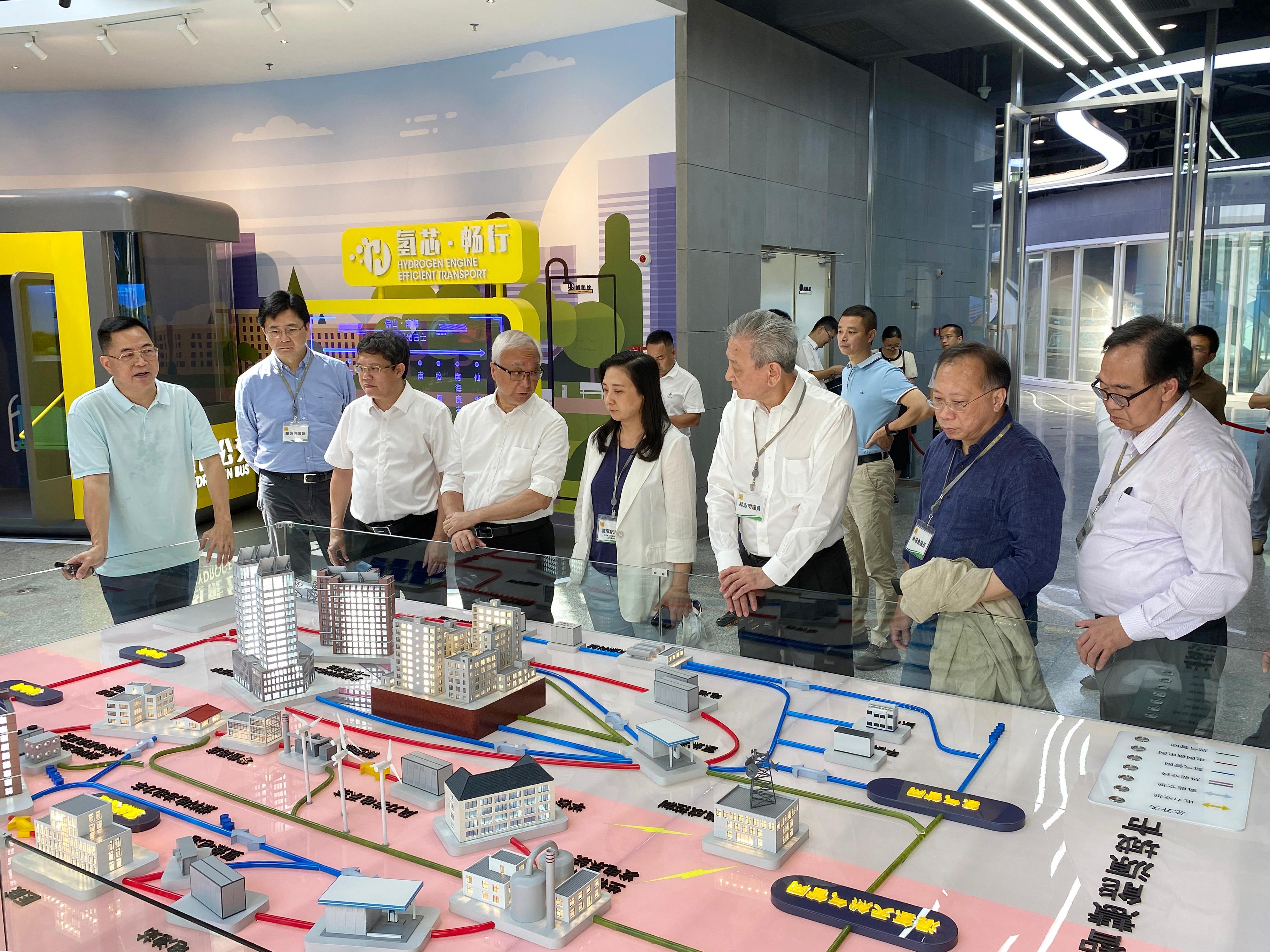 The delegation of the Legislative Council Panel on Environmental Affairs and the delegation of the Environment and Ecology Bureau continued the duty visit in Foshan and Shenzhen today (August 8).  The delegations learnt about the country’s vision in developing hydrogen energy at the Nanhai Hydrogen Center.
