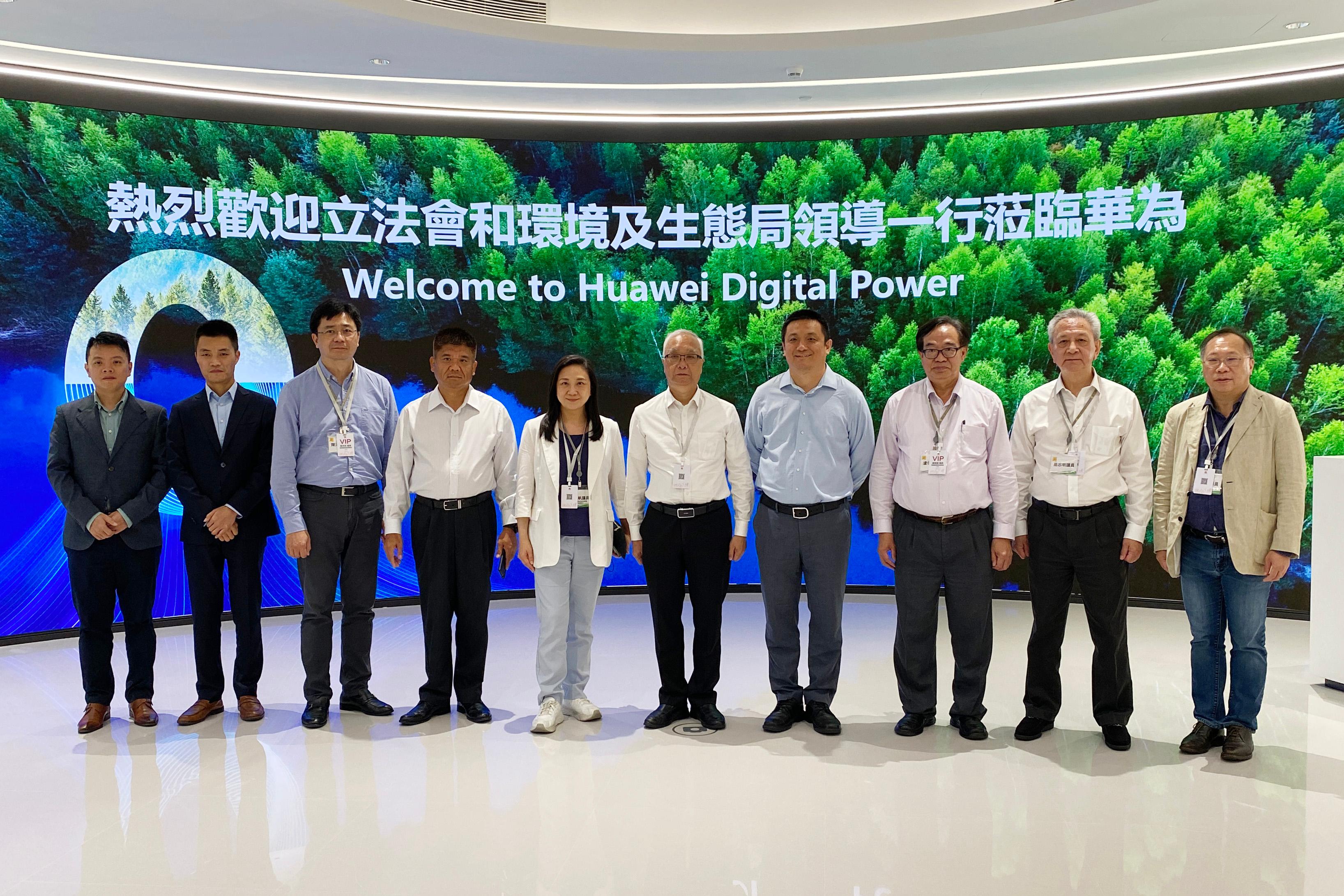 The delegation of the Legislative Council Panel on Environmental Affairs and the delegation of the Environment and Ecology Bureau continued the duty visit in Foshan and Shenzhen today (August 8).  The delegations posed for a group photo at the exhibition hall of Huawei Digital Power AntoHill Headquarters.