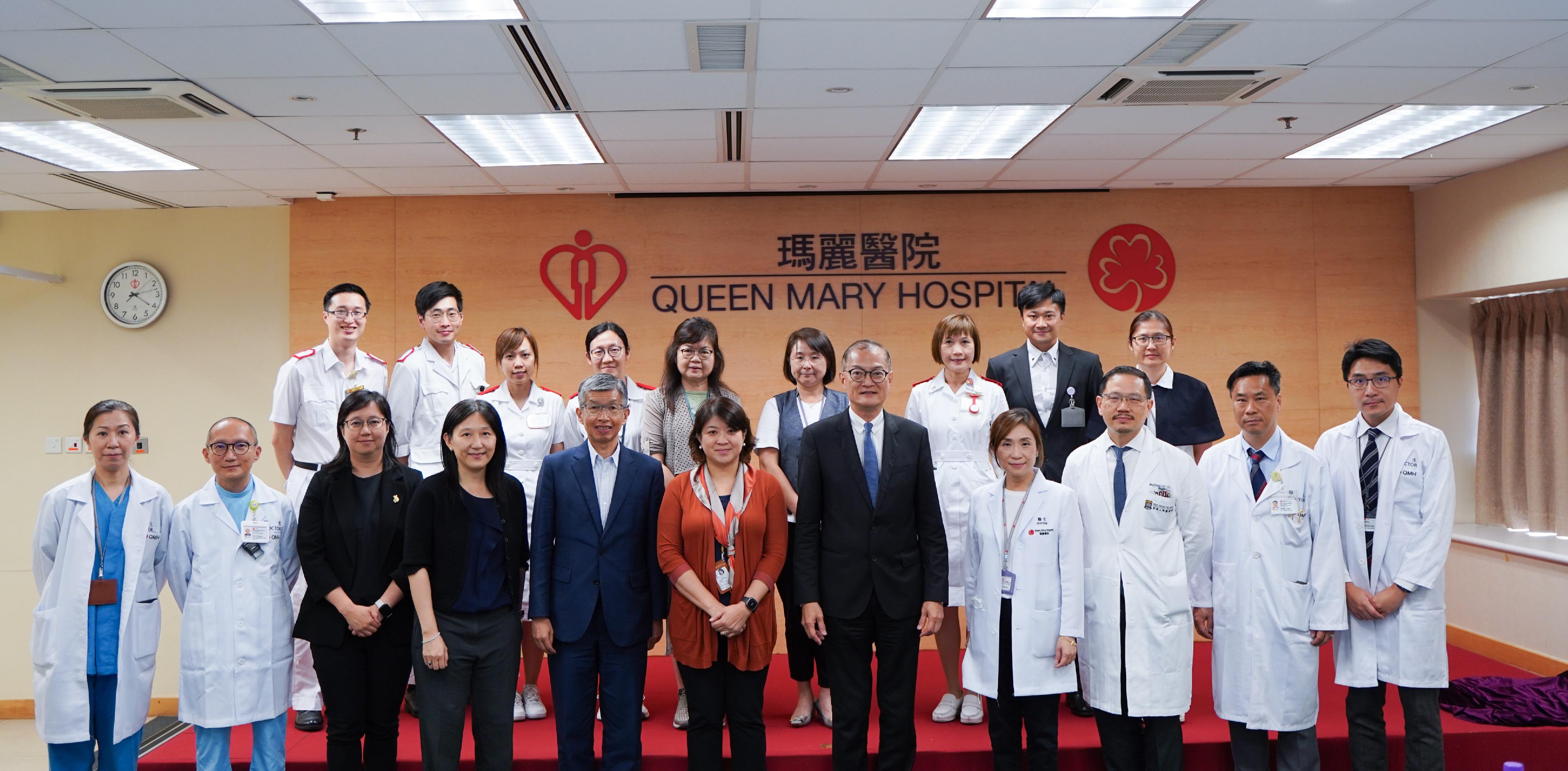 The Secretary for Health, Professor Lo Chung-mau, visited the Queen Mary Hospital today (August 8). Photo shows Professor Lo (front row, fifth right); the Under Secretary for Health, Dr Libby Lee (front row, sixth left); the Director of Cluster Services of the Hospital Authority (HA), Dr Simon Tang (front row, fifth left); the Cluster Chief Executive of Hong Kong West Cluster of the HA, Dr Theresa Li (front row, fourth right), and healthcare staff involved in the setting up of the Integrated Cardiovascular Diseases Centre of the hospital.
