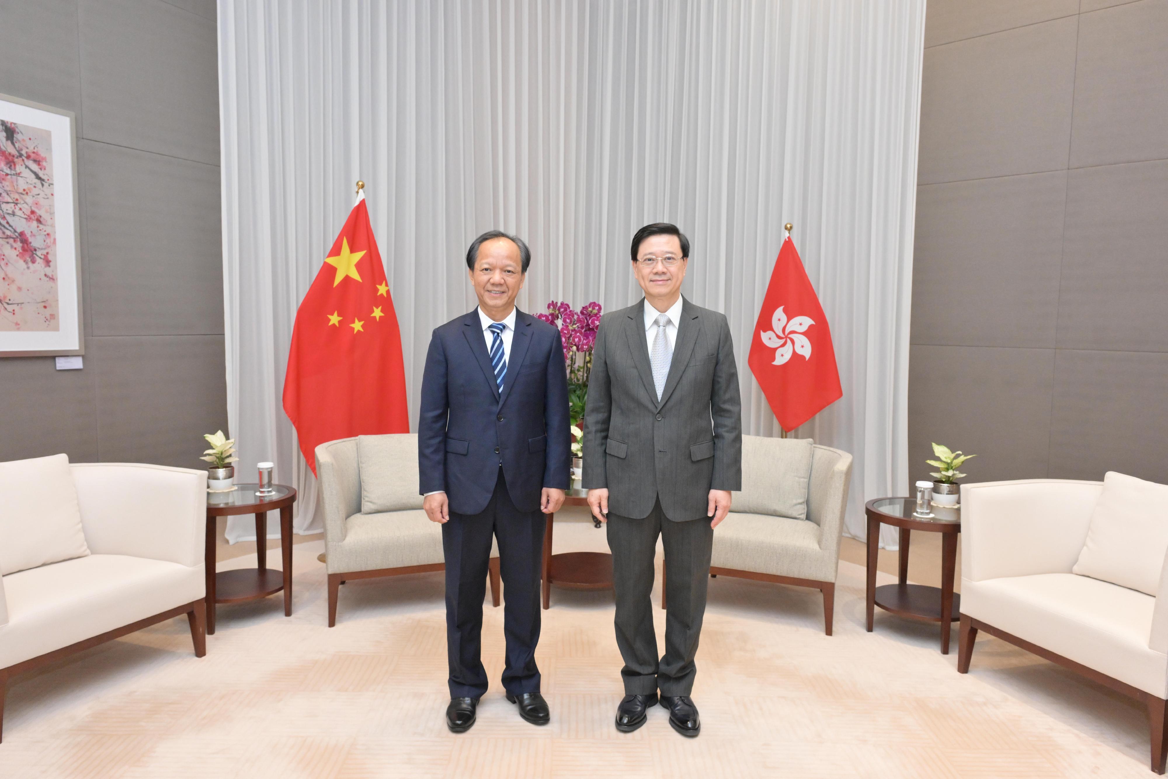 The Chief Executive, Mr John Lee (right), meets the Secretary of the CPC Zhongshan Municipal Committee, Mr Guo Wenhai (left), today (August 9).