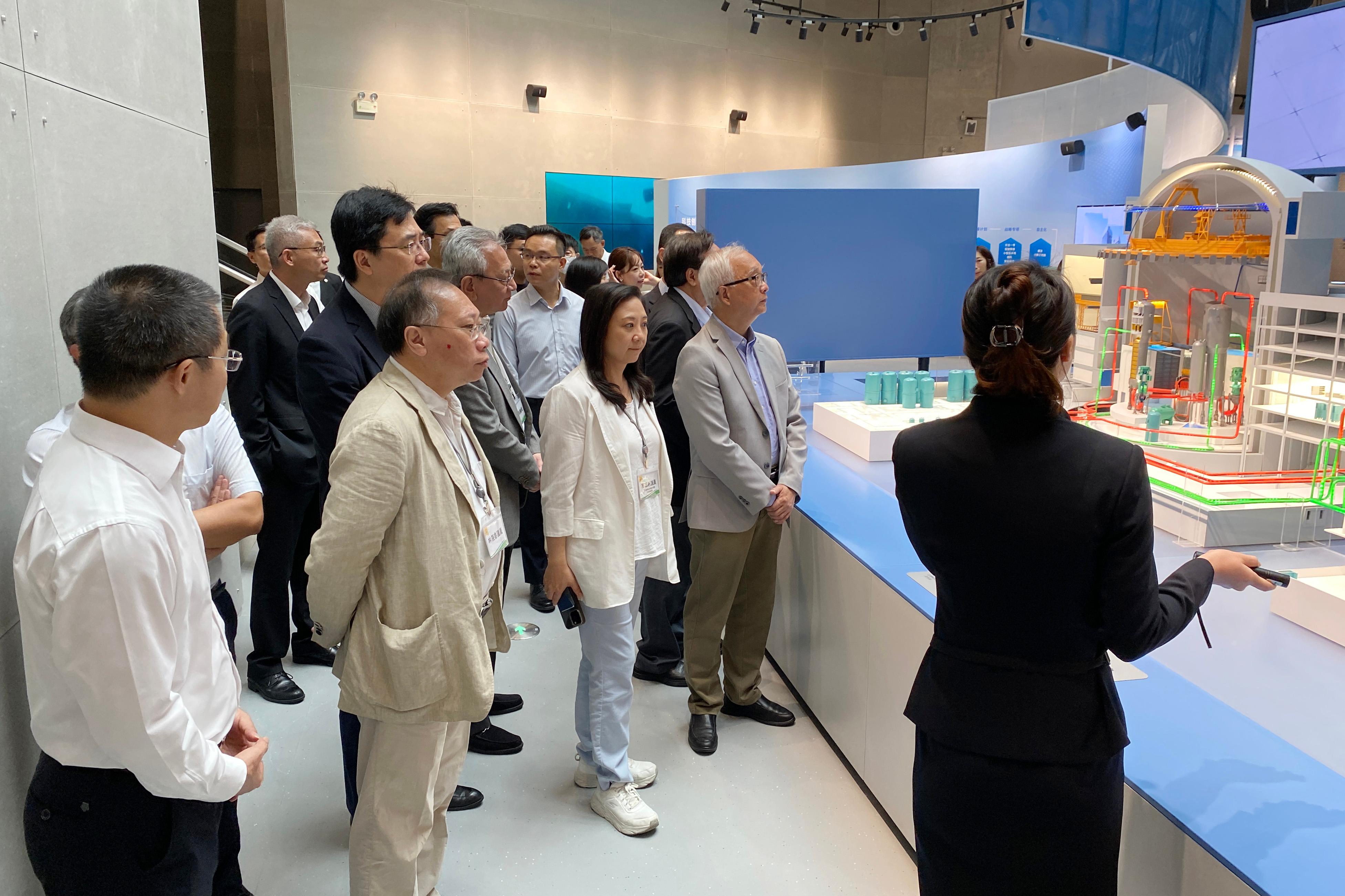 The delegation of the Legislative Council Panel on Environmental Affairs and the delegation of the Environment and Ecology Bureau concluded the three-day duty visit to Mainland cities of the Guangdong-Hong Kong-Macao Greater Bay Area today (August 9). Photo shows the delegation visiting the Daya Bay Nuclear Power Station.