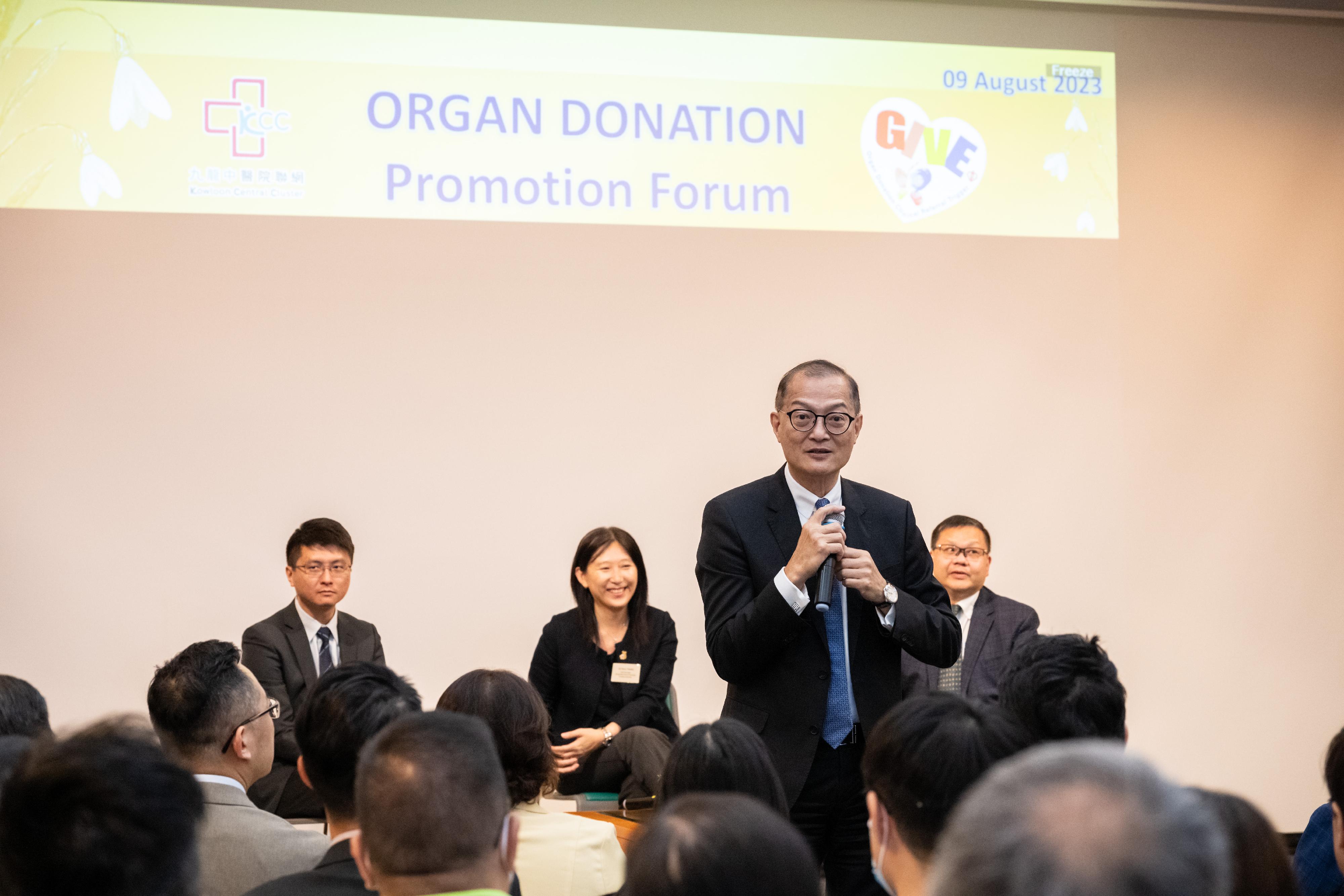The Secretary for Health, Professor Lo Chung-mau, speaks at the question-and-answer session of the Organ Donation Promotion Forum organised for healthcare staff by the Kowloon Central Cluster of the Hospital Authority today (August 9).