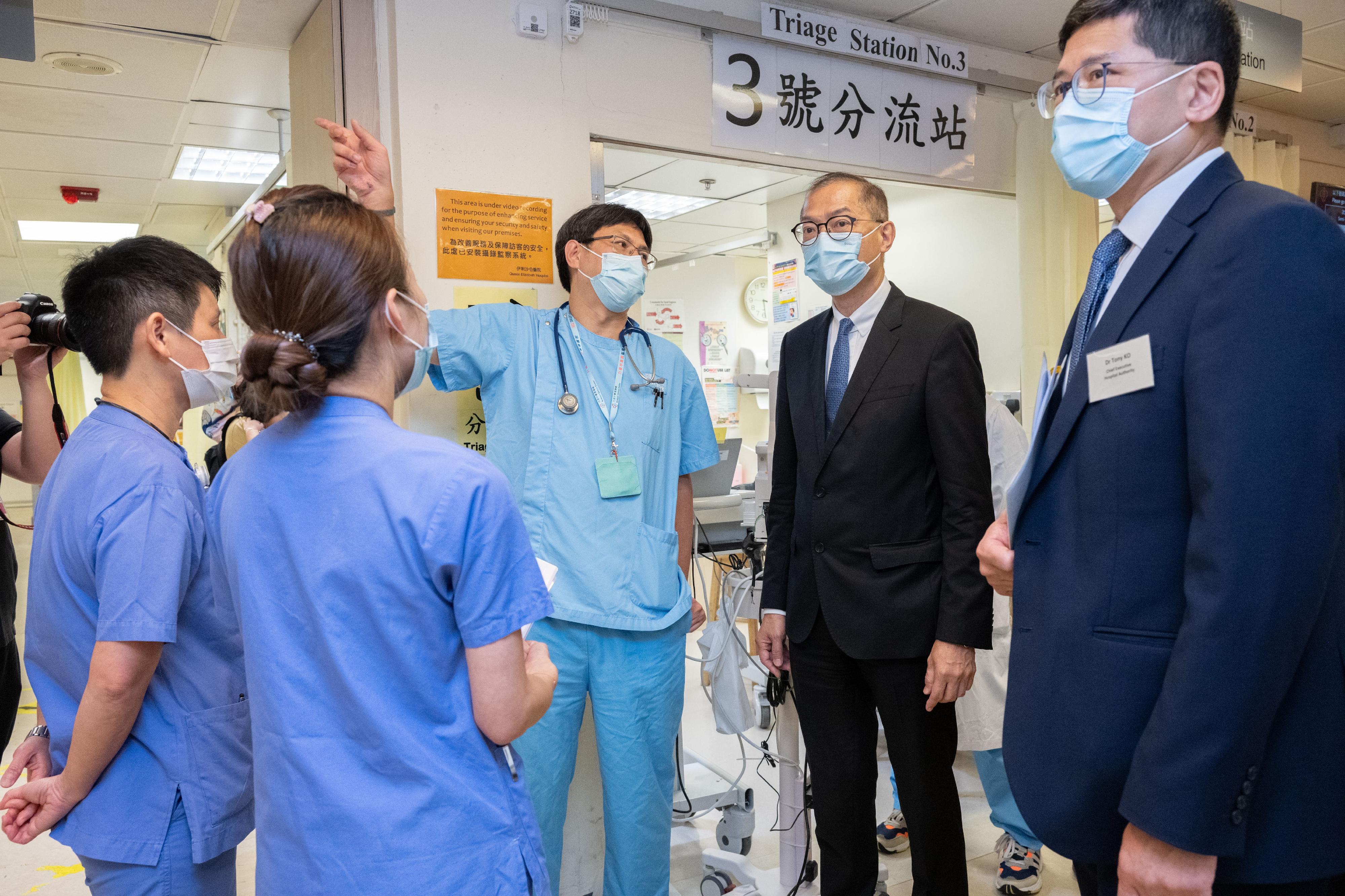 The Secretary for Health, Professor Lo Chung-mau (second right), today (August 9) visits Queen Elizabeth Hospital and learns about the diagnosis and treatment processes for patients suffering from complicated neurological diseases.