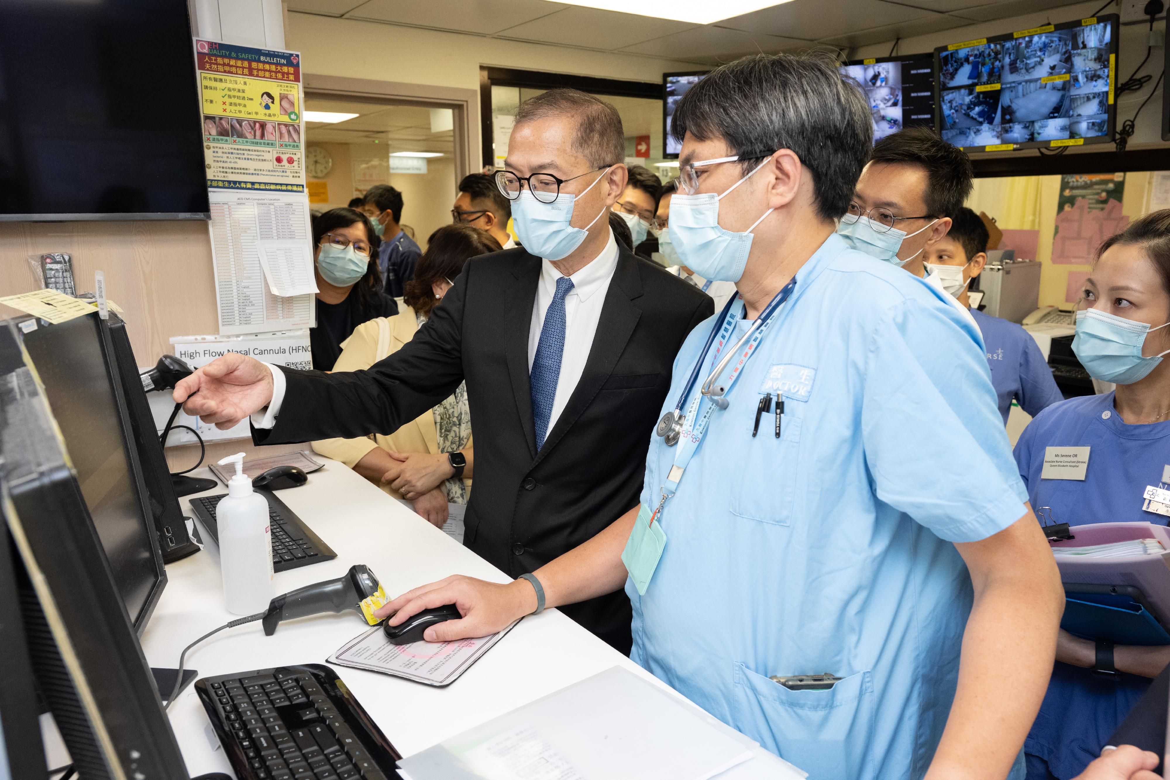 The Secretary for Health, Professor Lo Chung-mau (left), today (August 9) visits Queen Elizabeth Hospital and learns about the diagnosis and treatment processes for patients suffering from complicated neurological diseases.