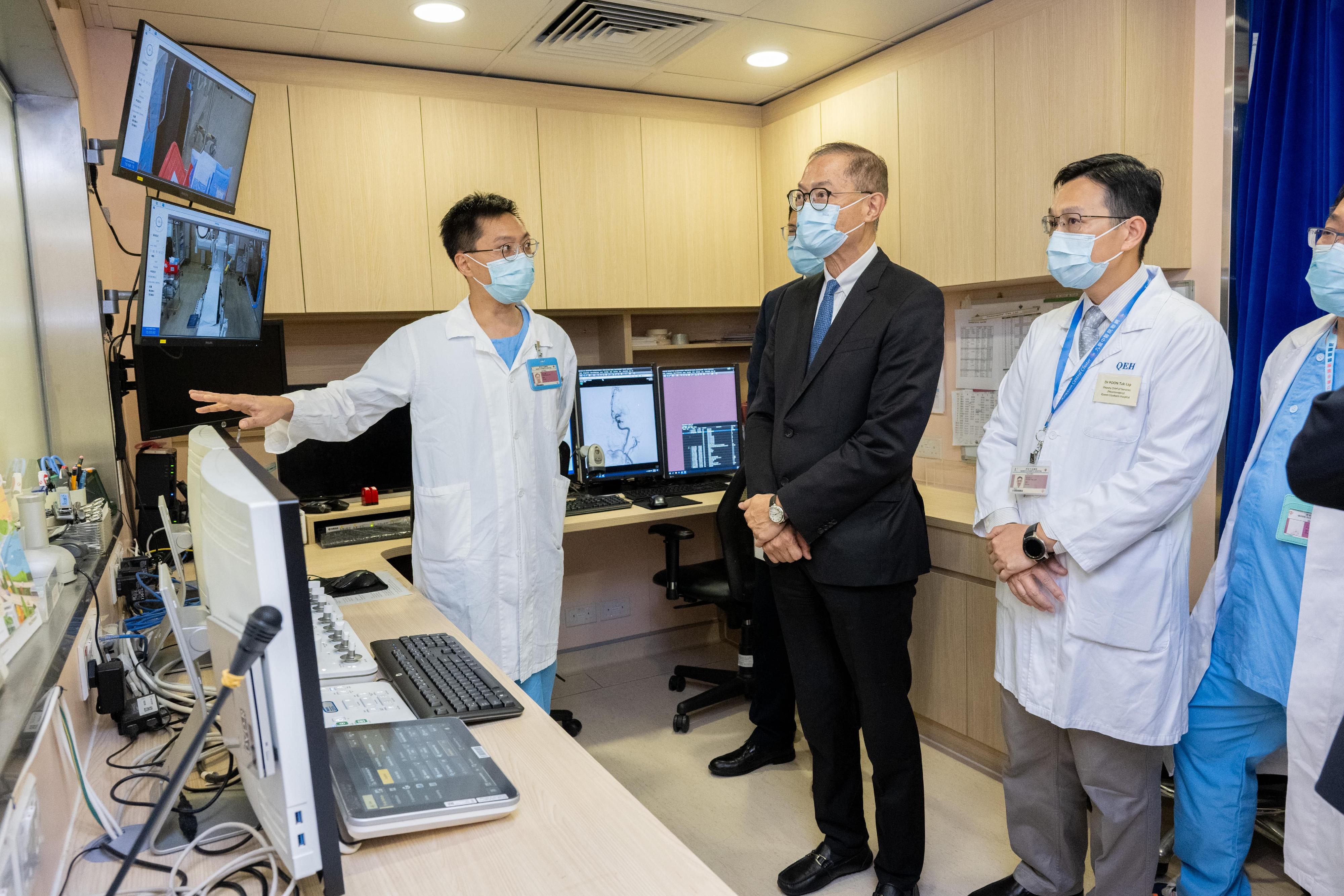 The Secretary for Health, Professor Lo Chung-mau (centre), today (August 9) visits Queen Elizabeth Hospital and learns about the diagnosis and treatment processes for patients suffering from complicated neurological diseases.