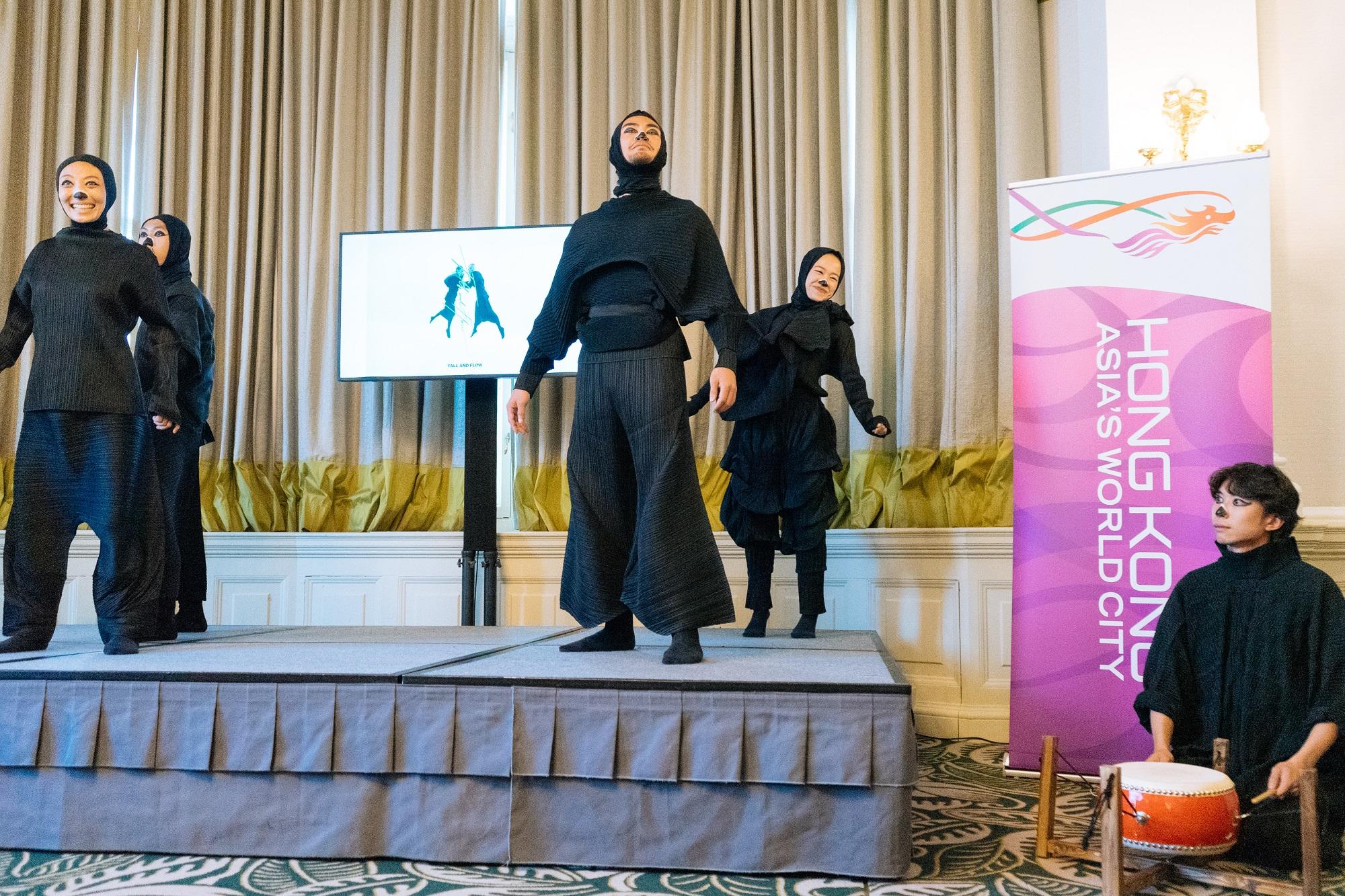 The Hong Kong Economic and Trade Office, London (London ETO) hosted a networking reception in Edinburgh, United Kingdom (UK), on August 8 (London time) evening, in celebrating the participation of Hong Kong performance art groups in the Edinburgh Festival Fringe. Photo shows the excerpt of the performance of Théâtre de la Feuille.
