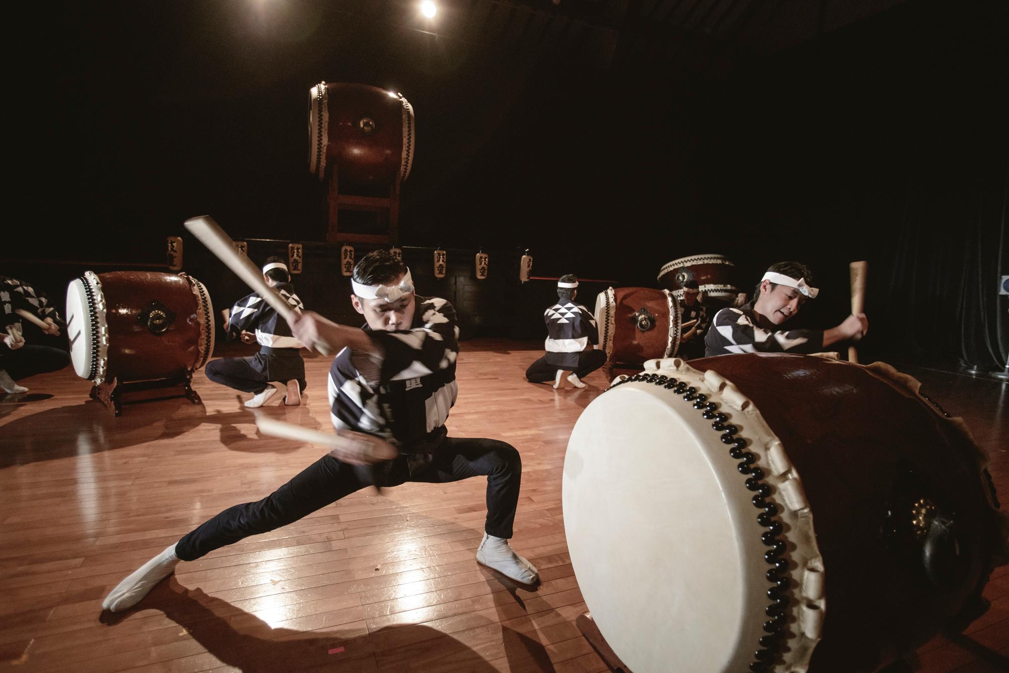 康樂及文化事務署邀得日本太鼓藝團鼓童九月來港演出作品《童》。圖示鼓童《童》劇照。（圖片來源：岡本隆史）