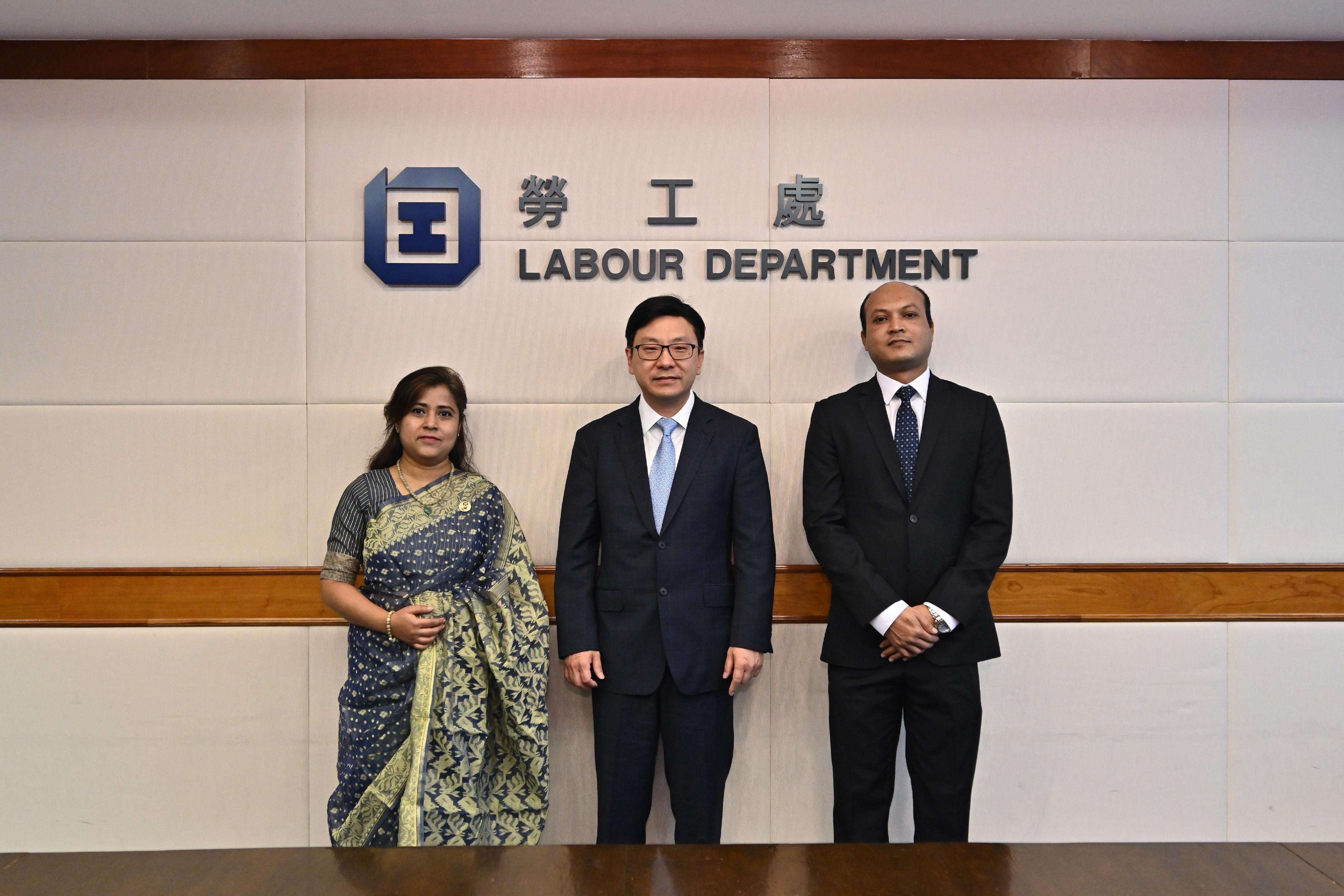 The Secretary for Labour and Welfare, Mr Chris Sun (centre), met the Consul-General of the People's Republic of Bangladesh in Hong Kong, Ms Israt Ara (left), on the morning of August 8 to exchange views on widening the sources of foreign domestic helpers (FDHs). Mr Sun encouraged and welcomed more nationals from Bangladesh to come to Hong Kong to work as FDHs. Representatives of the Labour Department also attended the meeting.