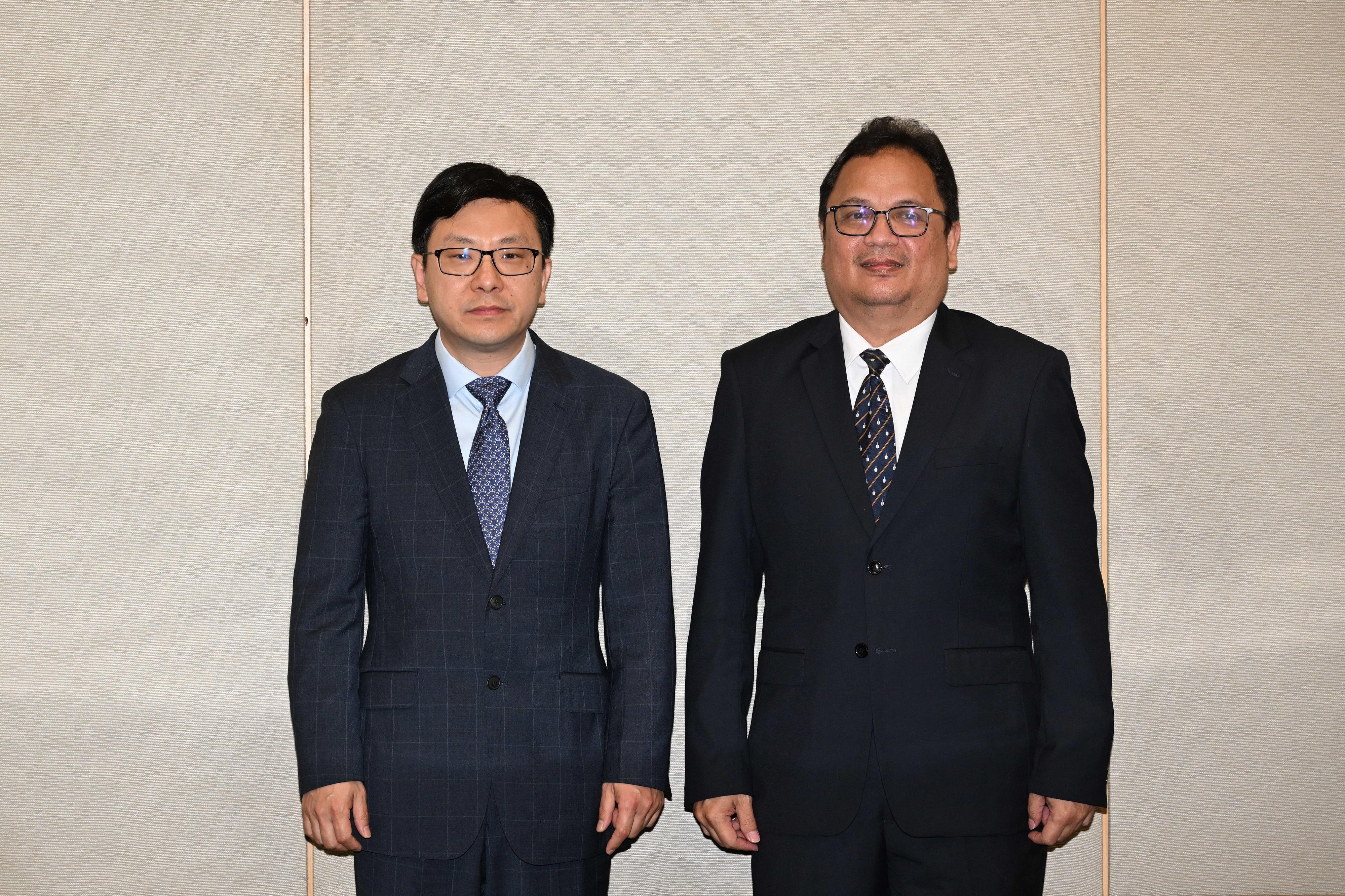 The Secretary for Labour and Welfare, Mr Chris Sun (left), today (August 10) met the Acting Consul-General of the Republic of Indonesia in Hong Kong, Mr Slamet Noegroho (right), to reiterate the stance of the Hong Kong Special Administrative Region Government on the issue of placement fees for the employment of Indonesian domestic helpers. Representatives of the Labour Department also attended the meeting.
