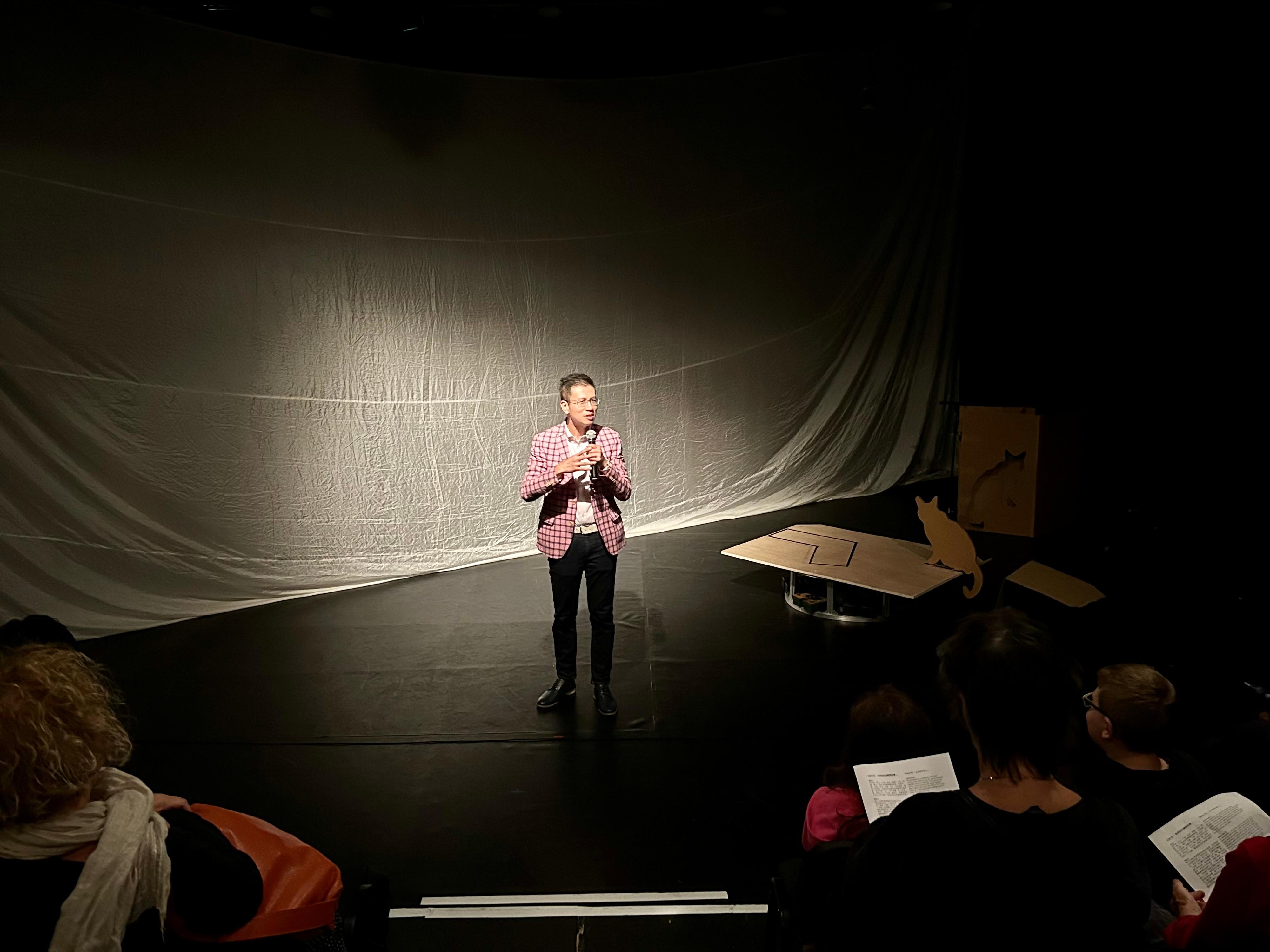 The Hong Kong Economic and Trade Office, London (London ETO) supported three Hong Kong performance programmes to stage the good stories of Hong Kong at the Edinburgh Festival Fringe in Edinburgh, United Kingdom. Photo shows the Director-General of the London ETO, Mr Gilford Law, addressing the audience of Mui Cheuk-yin staged on August 9 (London time). 