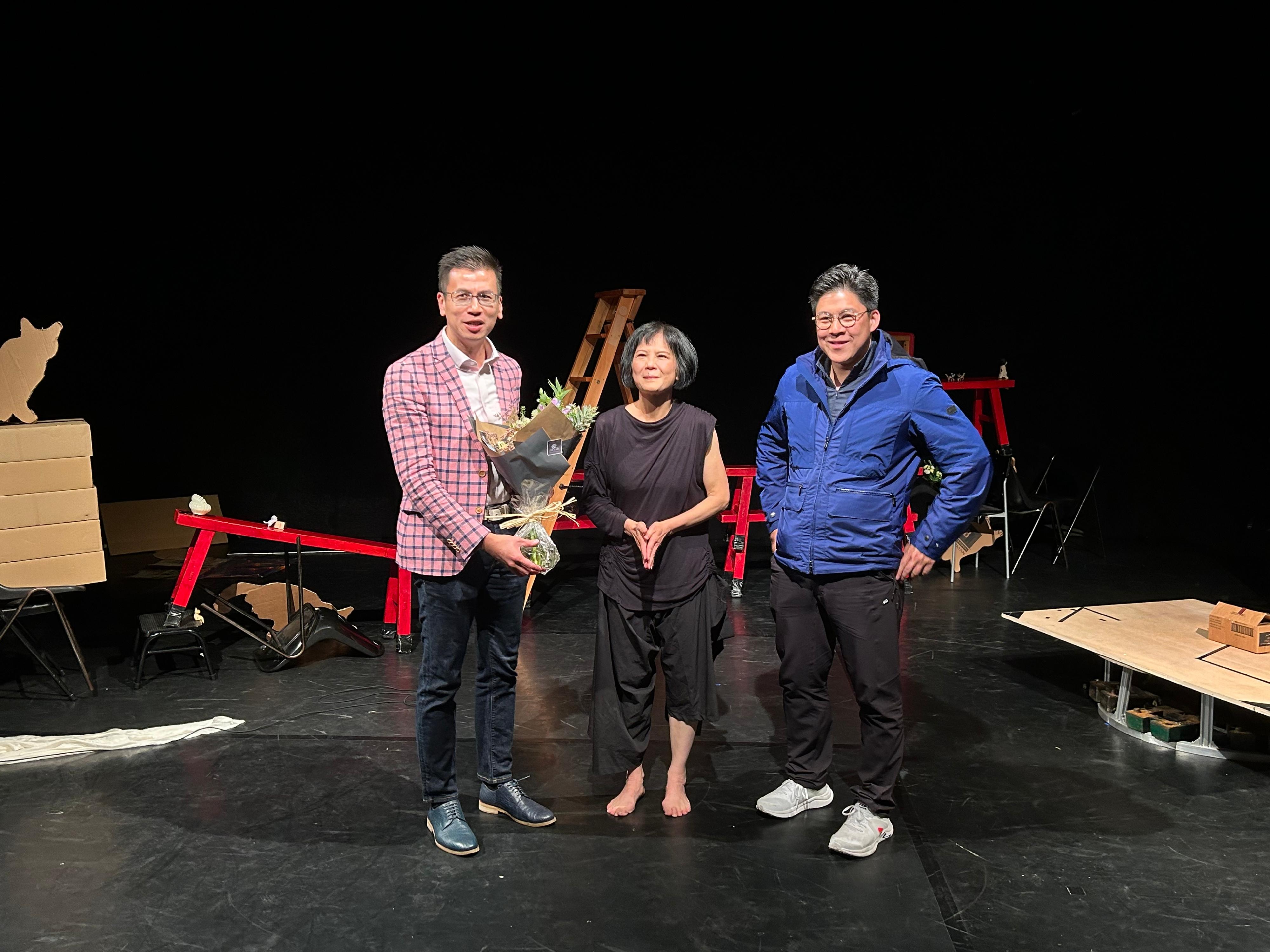 The Hong Kong Economic and Trade Office, London (London ETO) supported three Hong Kong performance programmes to stage the good stories of Hong Kong at the Edinburgh Festival Fringe in Edinburgh, United Kingdom. Photo shows the Director-General of the London ETO, Mr Gilford Law (left) and the Chairman of the Hong Kong Arts Development Council, Mr Kenneth Fok (right), with Mui Cheuk-yin (centre) after her performance on August 9 (London time).
