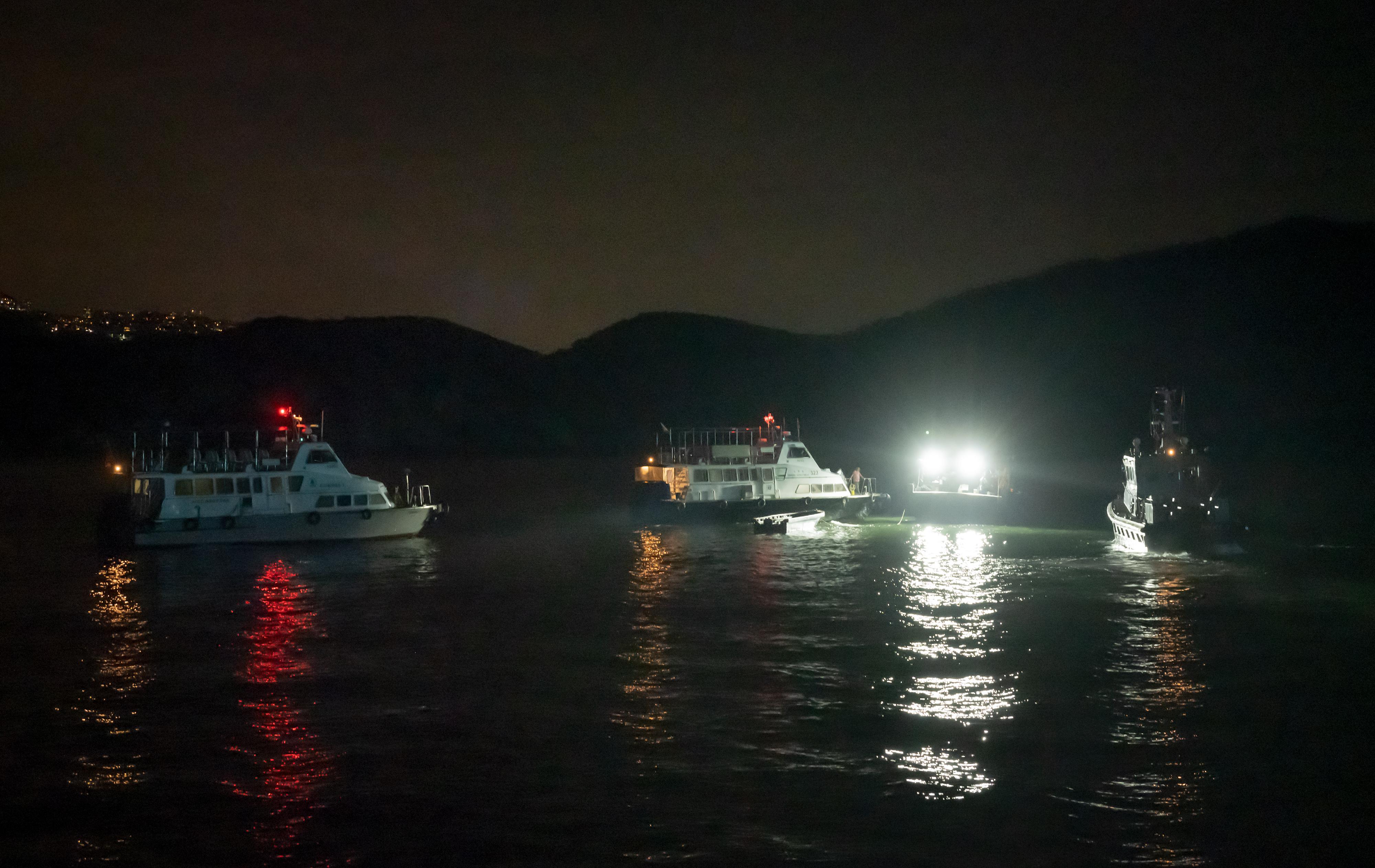 海事处昨晚（八月十日）联同警务处及渔农自然护理署在香港南部水域进行打击不适当使用光灯捕鱼及非法捕鱼的联合行动。图示三个部门的船只在联合行动中驶近一艘渔船，进行检查。