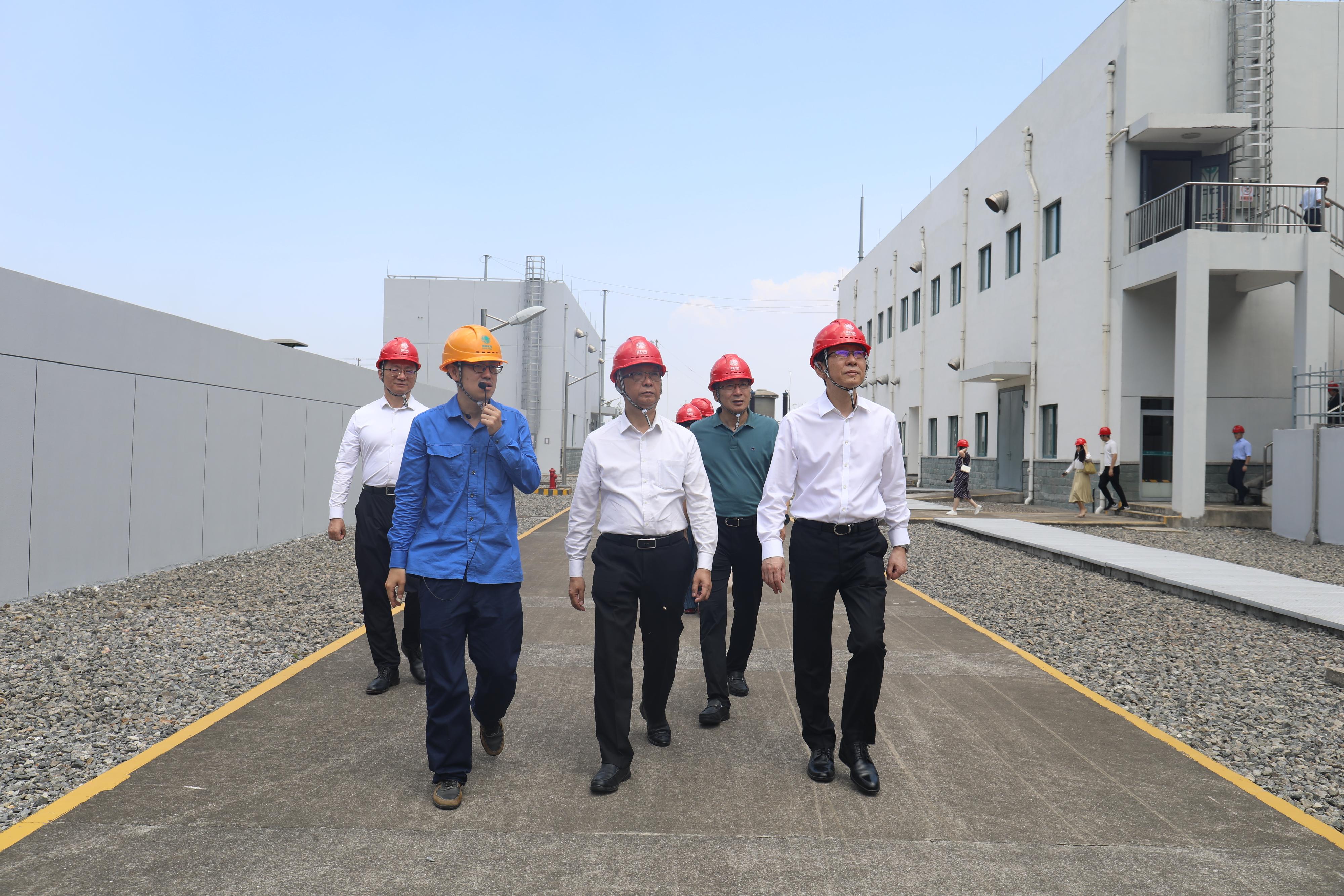 The Secretary for Environment and Ecology, Mr Tse Chin-wan, visited a converter station in Zhoushan yesterday (August 10). Photo shows Mr Tse (third right) receiving a briefing from the representative on the development of transmission and transformation technology in the Mainland.