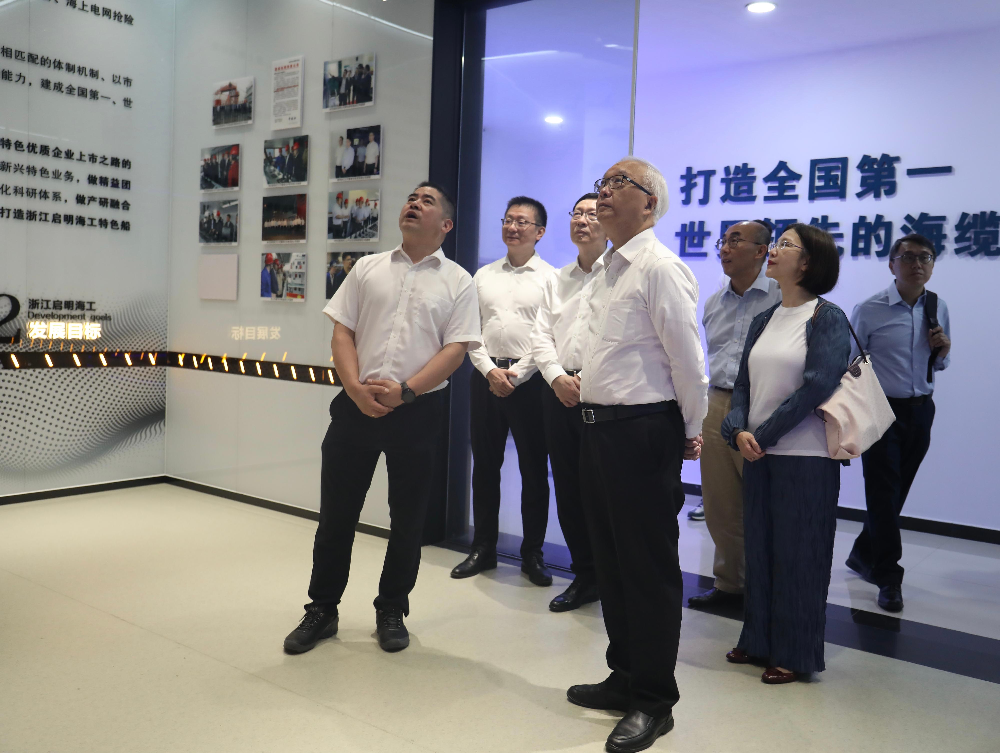 The Secretary for Environment and Ecology, Mr Tse Chin-wan, visited the offshore electricity transmission research base in Zhoushan yesterday (August 10). Photo shows Mr Tse (fourth right), and the Permanent Secretary for Environment and Ecology (Environment), Miss Janice Tse (second right), receiving a briefing from the representative on the development of transmission and transformation technology in the Mainland.