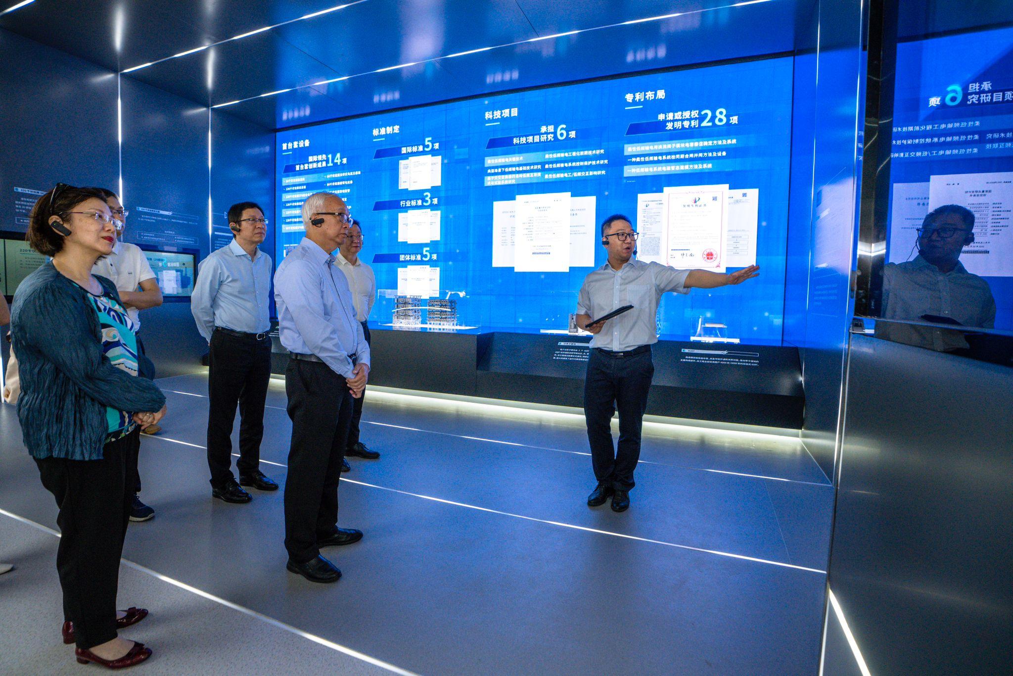 The Secretary for Environment and Ecology, Mr Tse Chin-wan, today (August 11) visited the flexible low-frequency transmission pilot project in Hangzhou. Photo shows Mr Tse (third right), and the Permanent Secretary for Environment and Ecology (Environment), Miss Janice Tse (first left), receiving a briefing from the representative on the development of the project.