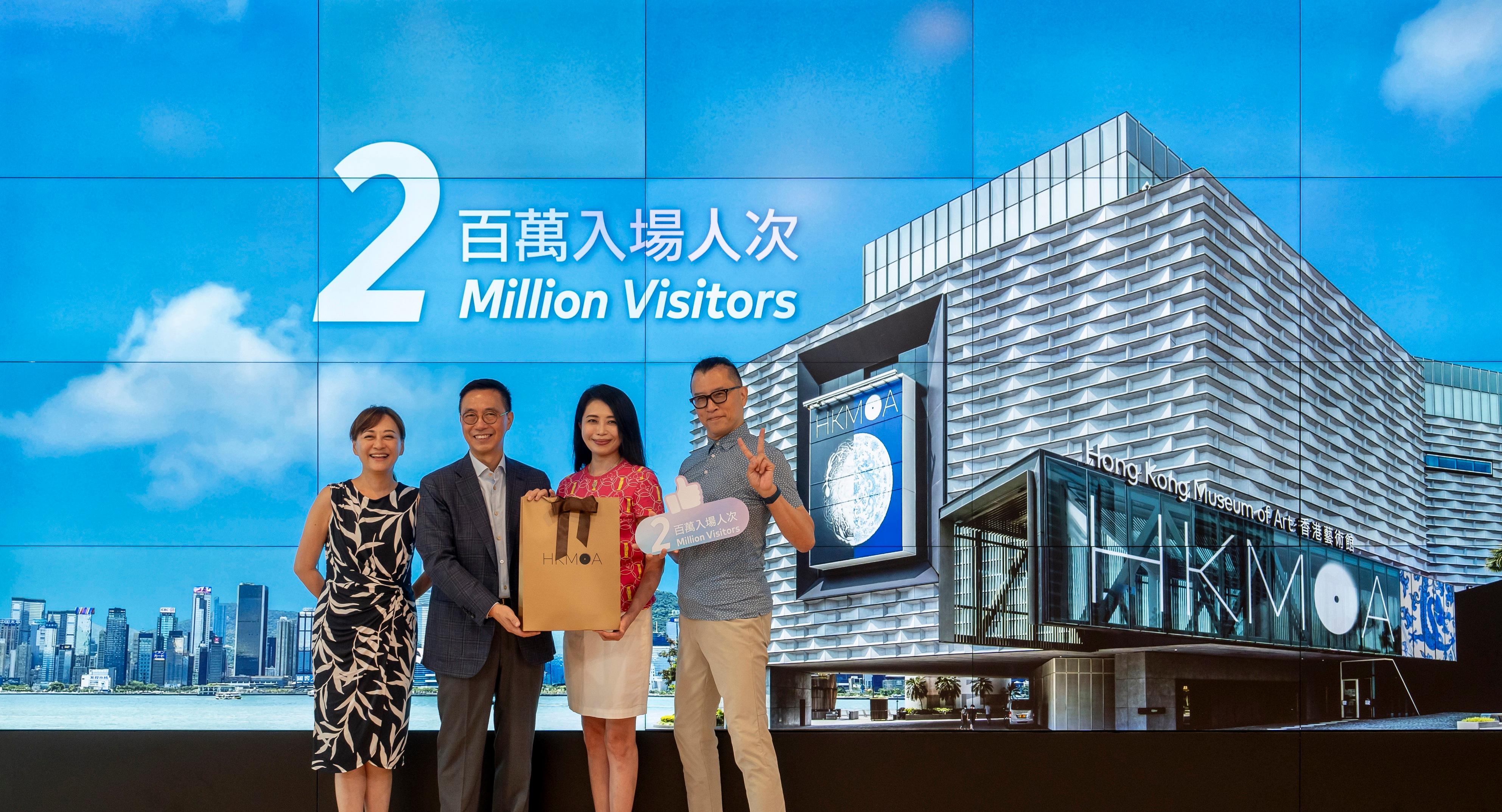The Hong Kong Museum of Art (HKMoA) of the Leisure and Cultural Services Department has been popular among the local public and tourists. The number of visitors has reached a new high since its reopening after a major renovation in 2019 and the HKMoA welcomed its 2,000,000th visitor today (August 12). Picture shows the Secretary for Culture, Sports and Tourism, Mr Kevin Yeung (second left), and the Museum Director of the HKMoA, Dr Maria Mok (first left), welcoming the 2,000,000th visitor and presenting to the visitor some special souvenirs.