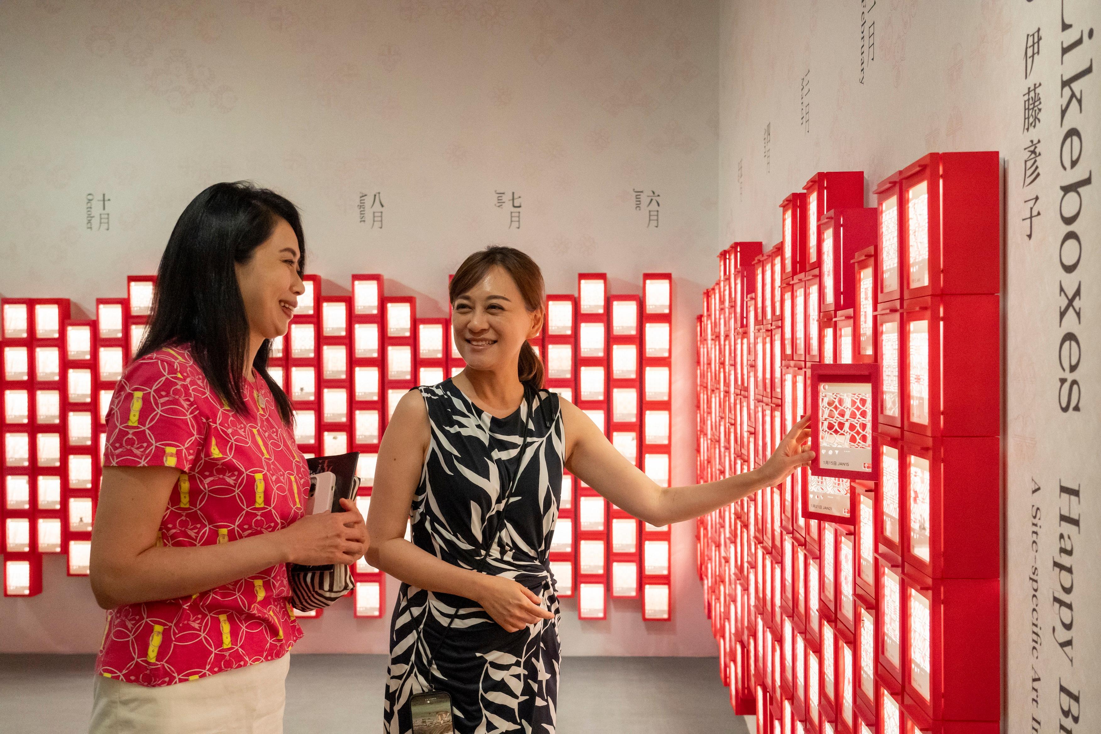 The Hong Kong Museum of Art (HKMoA) of the Leisure and Cultural Services Department has been popular among the local public and tourists. The number of visitors has reached a new high since its reopening after a major renovation in 2019 and the HKMoA welcomed its 2,000,000th visitor today (August 12). The museum arranged for the visitor a specially guided tour on exhibitions by the Museum Director of the HKMoA, Dr Maria Mok.