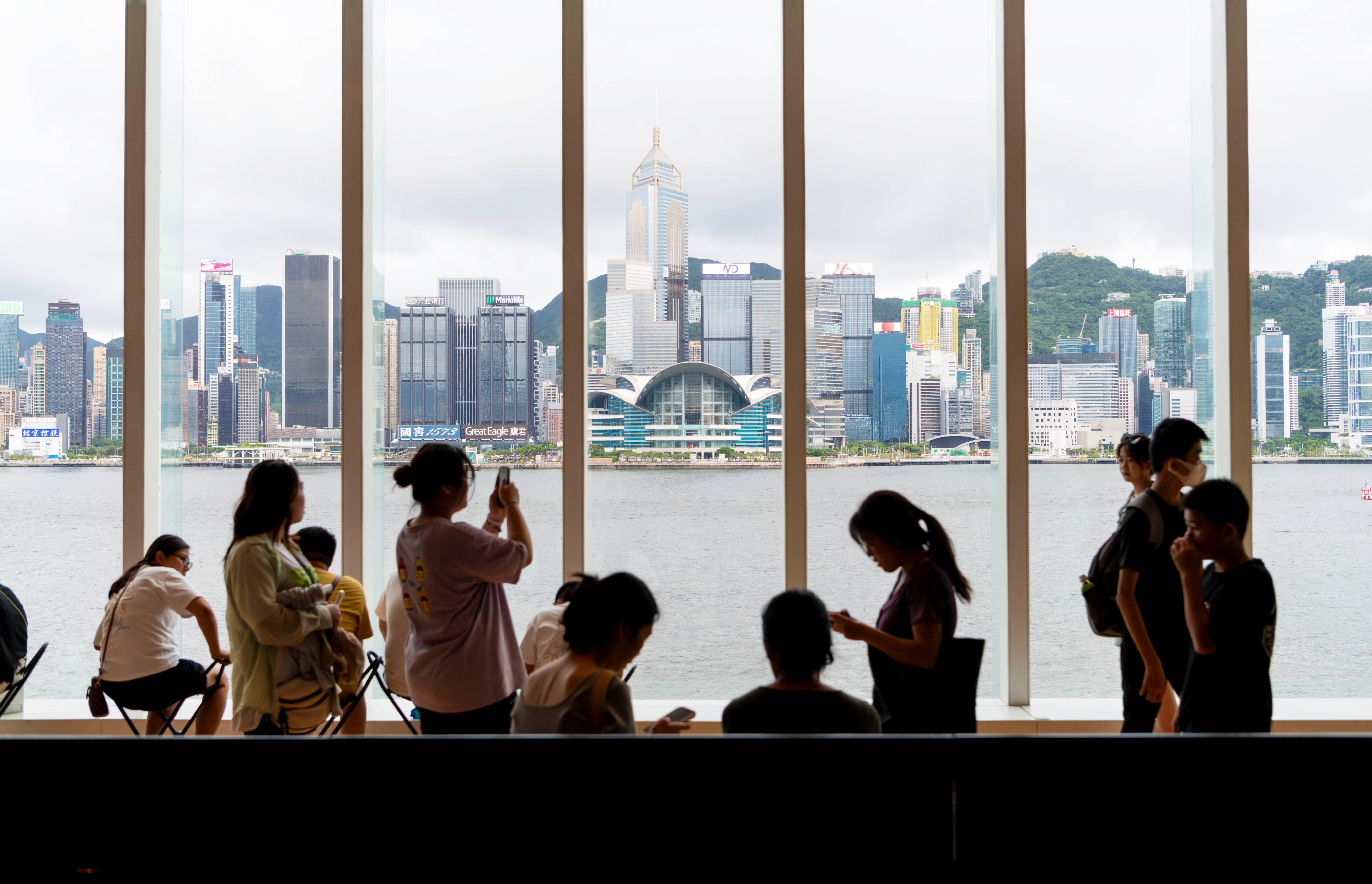 The Hong Kong Museum of Art (HKMoA) of the Leisure and Cultural Services Department has been popular among the local public and tourists. The number of visitors has reached a new high since its reopening after a major renovation in 2019 and the HKMoA welcomed its 2,000,000th visitor today (August 12). The floor-to-ceiling windows on each floor of the HKMoA also allow visitors to enjoy an iconic "art piece" of Hong Kong, Victoria Harbour, while appreciating the museum collection.