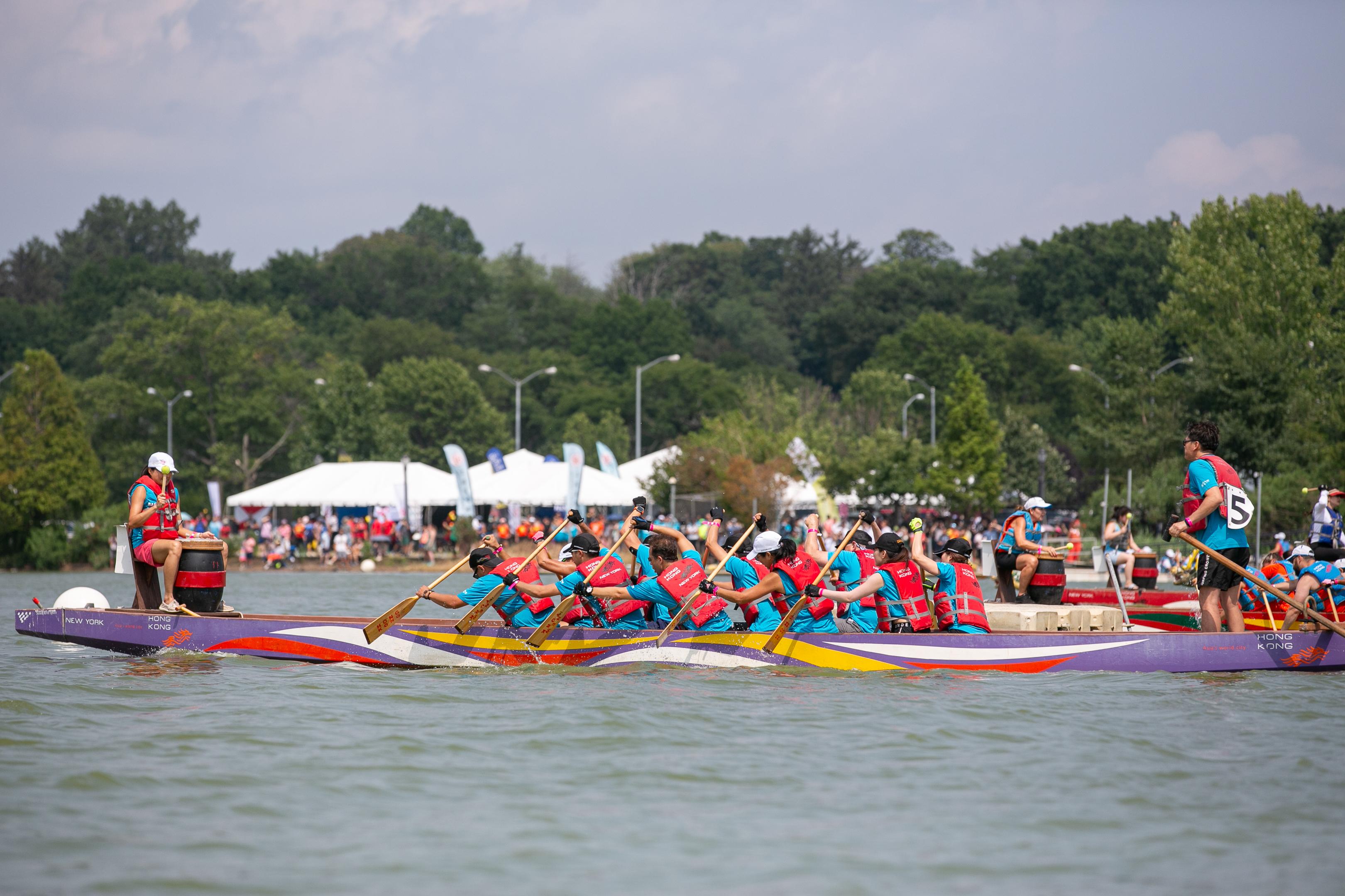 第三十一屆紐約香港龍舟節八月十二日及十三日（紐約時間）於法拉盛草原可樂娜公園舉行。今年約180支隊伍、超過1 500名健兒競逐殊榮。
