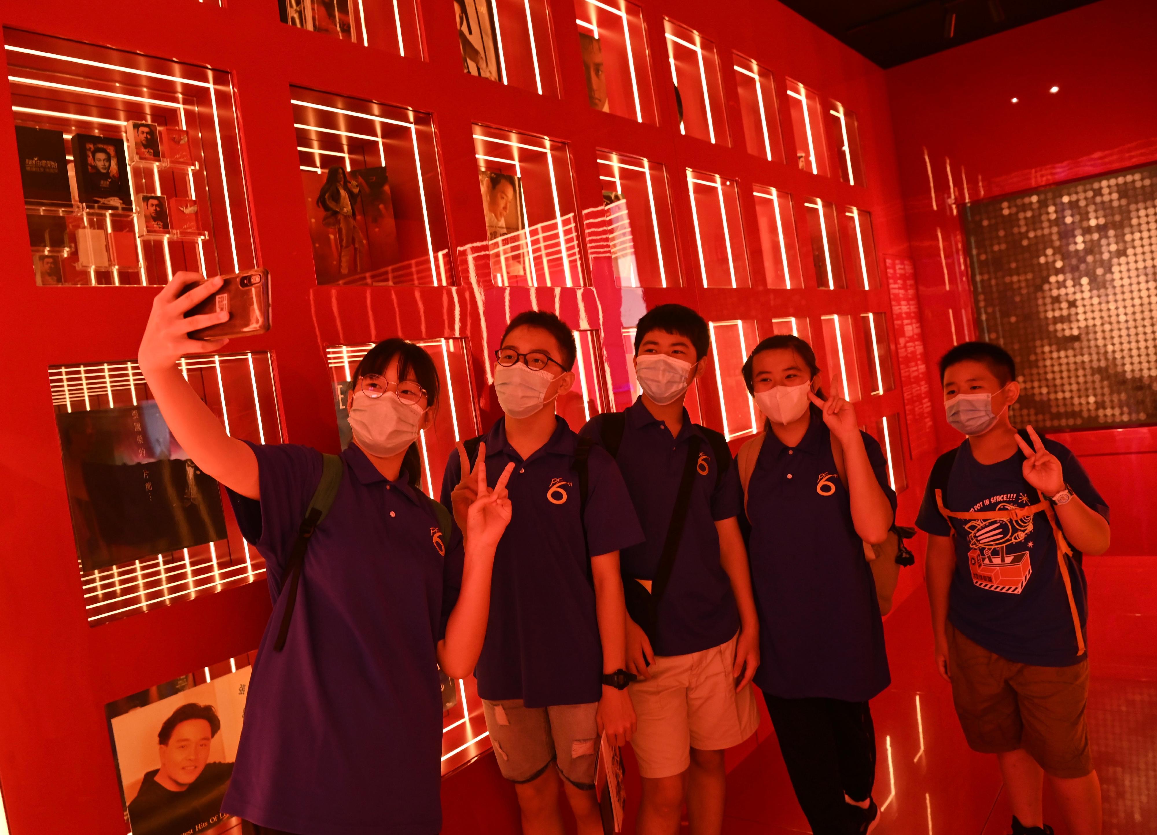 香港文化博物馆的「继续宠爱・张国荣纪念展」自开展以来深受市民欢迎，今日（八月十三日）迎来第三十万名参观者。图示市民参观展览。