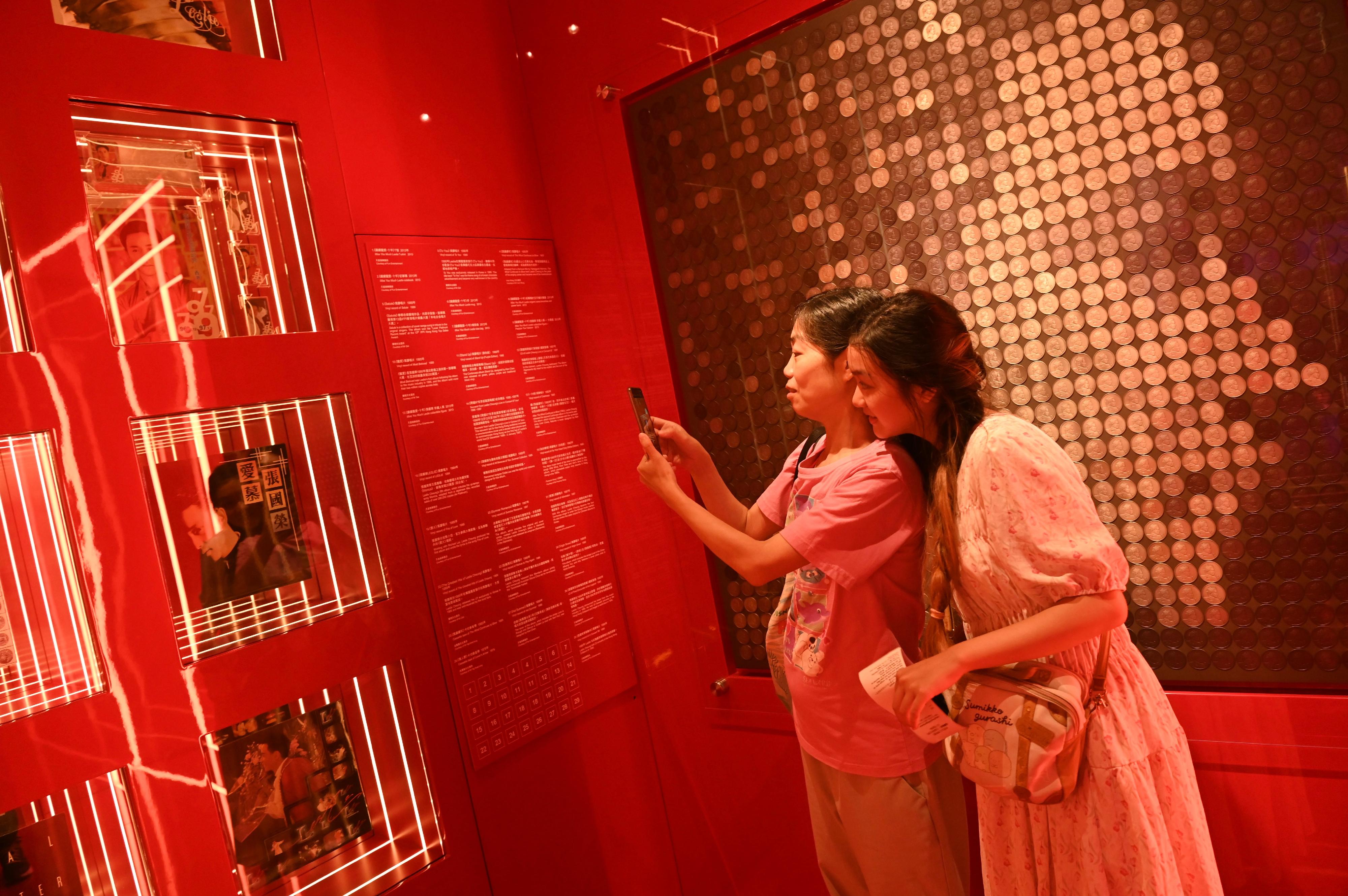 香港文化博物馆的「继续宠爱・张国荣纪念展」自开展以来深受市民欢迎，今日（八月十三日）迎来第三十万名参观者。图示市民参观展览。