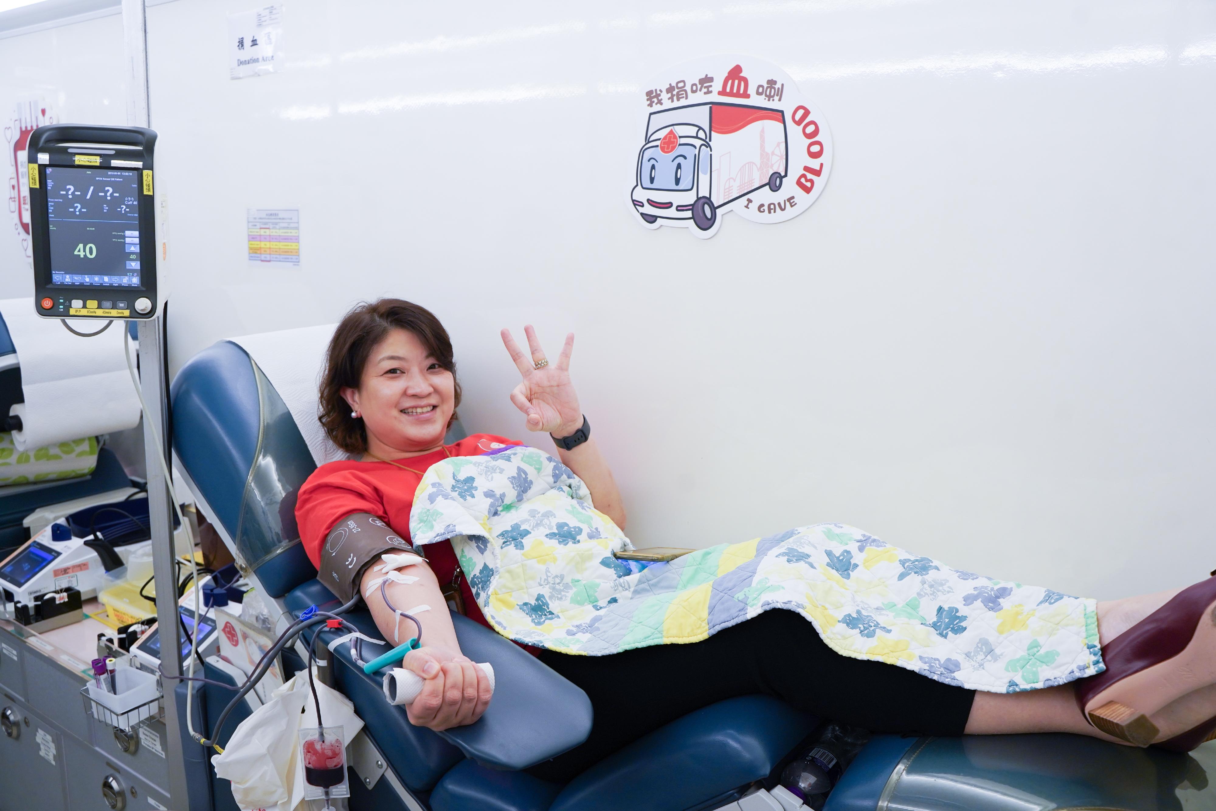 The Under Secretary for Health, Dr Libby Lee, donates blood on the mobile blood donation vehicle of the Hong Kong Red Cross Blood Transfusion Service (BTS) parked at the Central Government Offices today (August 14) to show support for blood donation drives and efforts of the BTS.