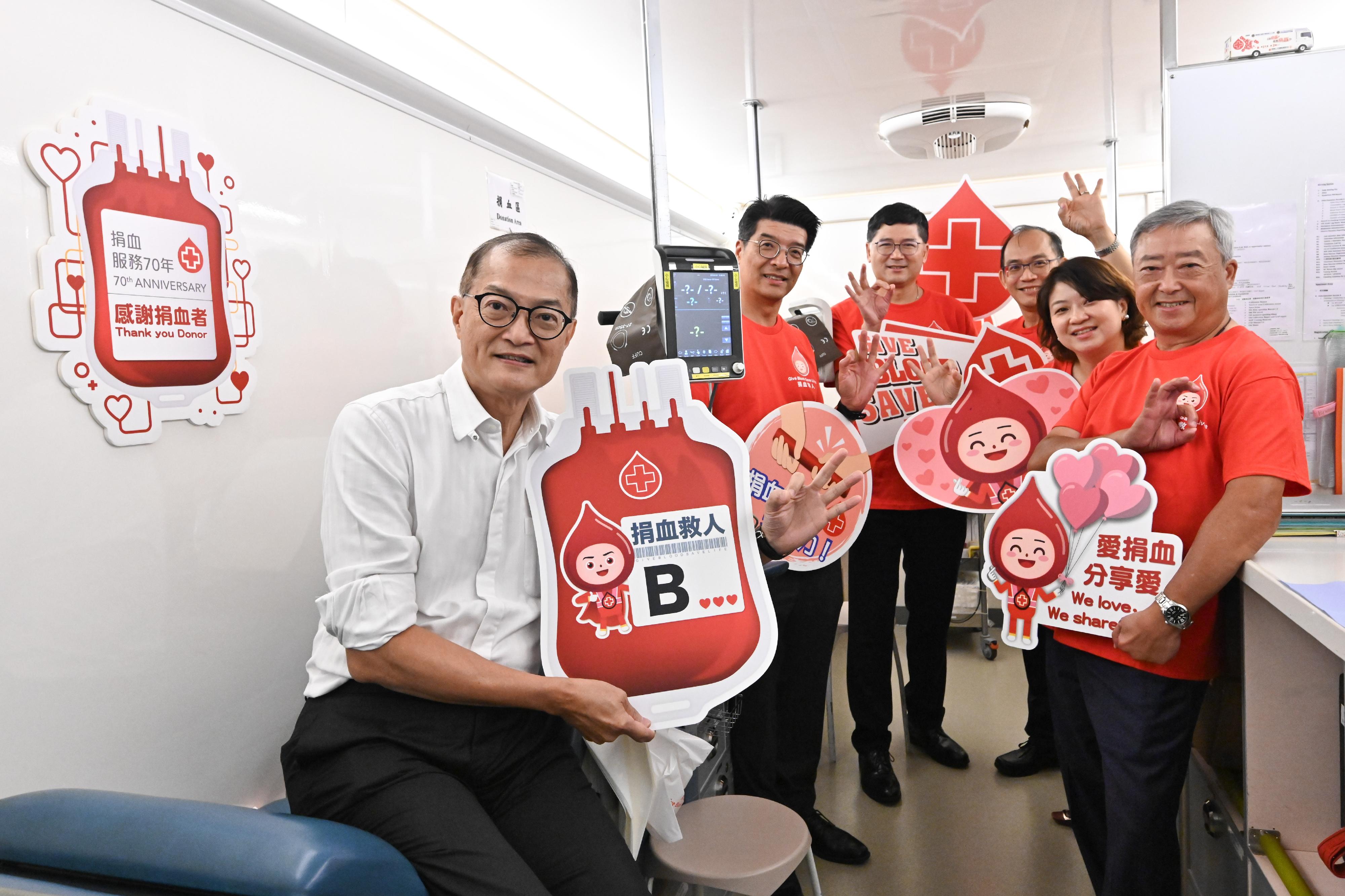 The Secretary for Health, Professor Lo Chung-mau (first left); the Under Secretary for Health, Dr Libby Lee (second right); the Commissioner for Primary Healthcare, Dr Pang Fei-chau (second left); and the Chief Executive of the Hospital Authority, Dr Tony Ko (third left), donated blood on the mobile blood donation vehicle of the Hong Kong Red Cross Blood Transfusion Service parked at the Central Government Offices today (August 14) and appealed to members of the public, including government personnel, to take the initiative to donate blood.