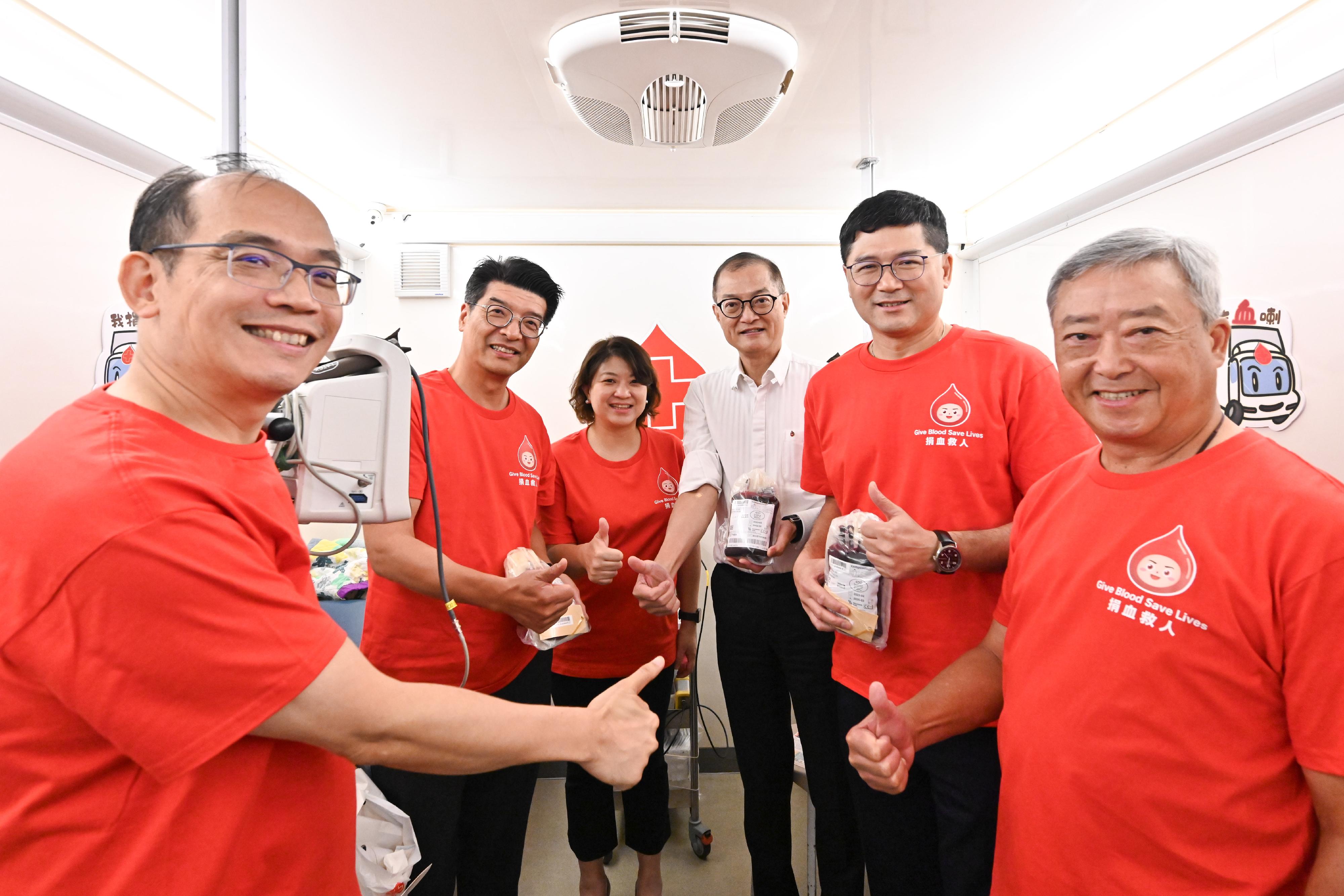 The Secretary for Health, Professor Lo Chung-mau (third right); the Under Secretary for Health, Dr Libby Lee (third left); the Commissioner for Primary Healthcare, Dr Pang Fei-chau (second left); and the Chief Executive of the Hospital Authority, Dr Tony Ko (second right), donated blood on the mobile blood donation vehicle of the Hong Kong Red Cross Blood Transfusion Service parked at the Central Government Offices today (August 14) to support blood donation drives.

