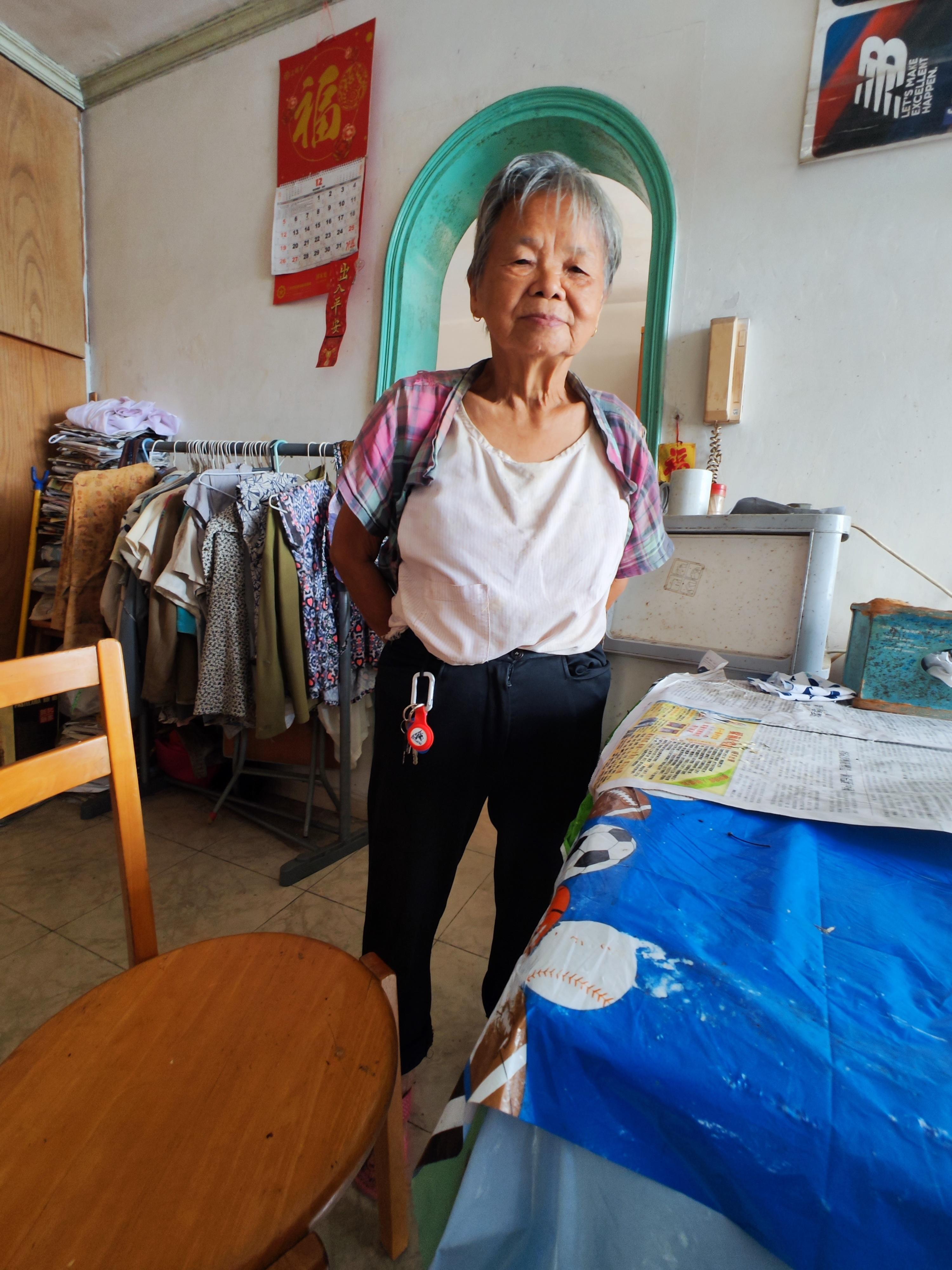 Mok Lai-han, aged 79, is about 1.4 metres tall, 50 kilograms in weight and of medium build. She has a round face with yellow complexion and short white hair. She was last seen wearing a light colour floral short-sleeved T-shirt, light grey trousers, light colour shoes and carrying a dark colour floral shopping bag.