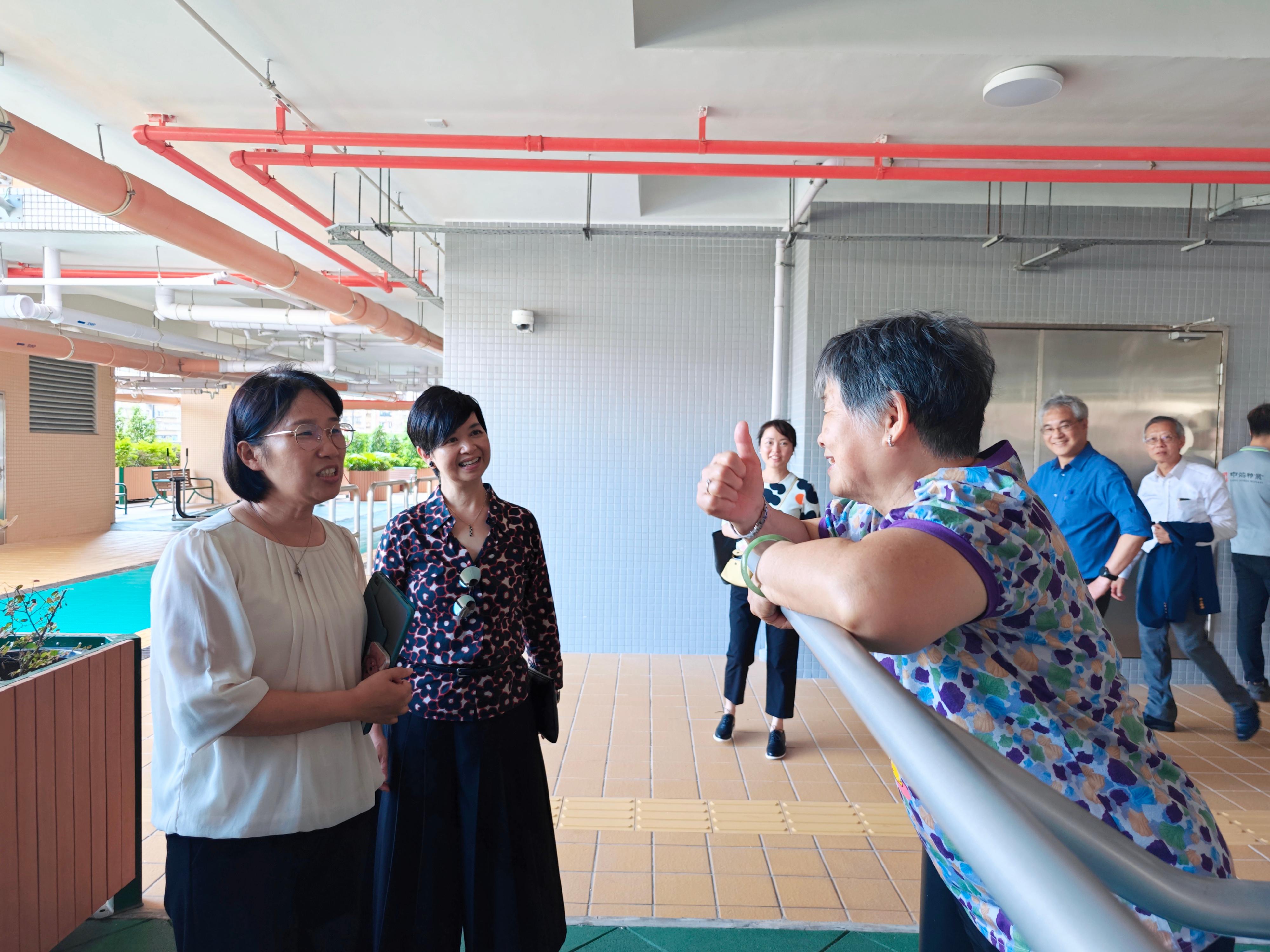 The Secretary for Housing, Ms Winnie Ho, visited Macao today (August 15) to exchange views with government officials of the Macao Special Administrative Region on public housing system and policies, overall planning of Macao and progress of public works projects, as well as inspecting housing and urban development projects in Macao. Photo shows Ms Ho (second right) visiting the Social Housing in Toi San and chatting with a resident.