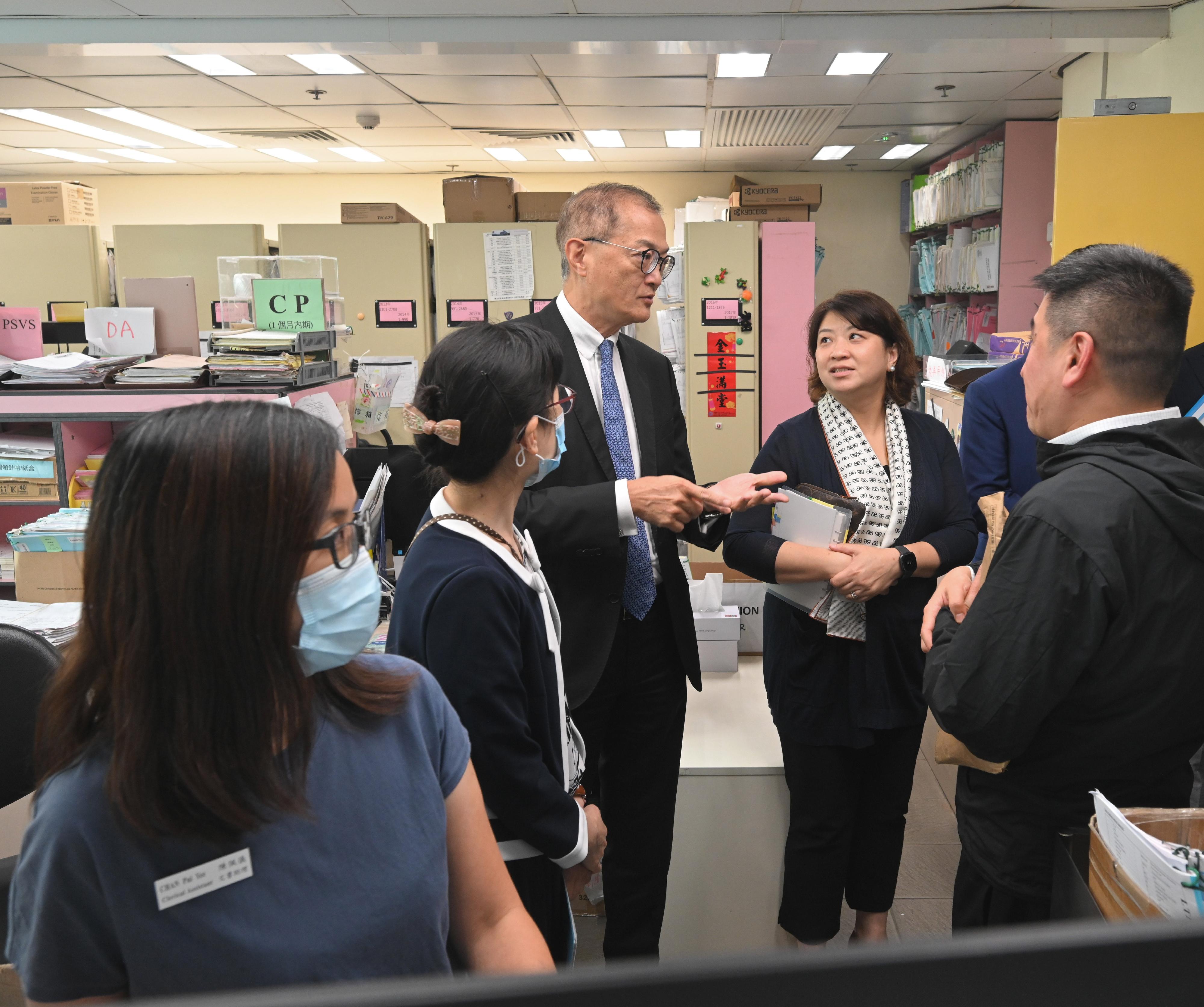 The Secretary for Health, Professor Lo Chung-mau (third left), and the Under Secretary for Health, Dr Libby Lee (fourth left), visit the Lam Tin Maternal and Child Health Centre (MCHC) under the Department of Health this afternoon (August 15) to learn about the MCHC's child and maternal health services from staff members at its registration counter.
