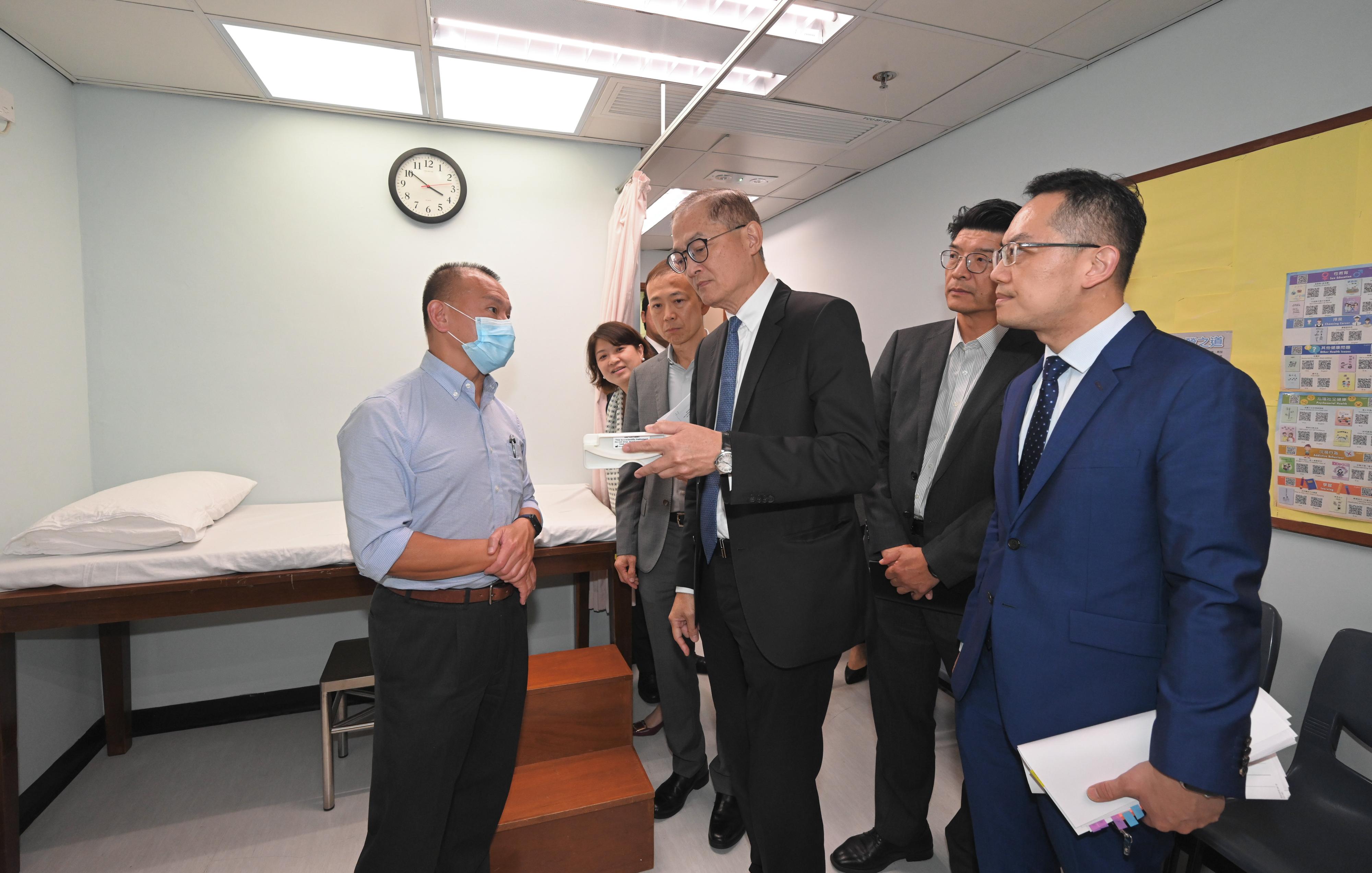 During their visit to the Lam Tin Student Health Service Centre (SHSC) under the Department of Health this afternoon (August 15), the Secretary for Health, Professor Lo Chung-mau (third right), and the Under Secretary for Health, Dr Libby Lee (fifth right), are briefed by a staff member on the daily operation of the SHSC. Looking on are the Director of Health, Dr Ronald Lam (first right), and the Commissioner for Primary Healthcare, Dr Pang Fei-chau (second right).