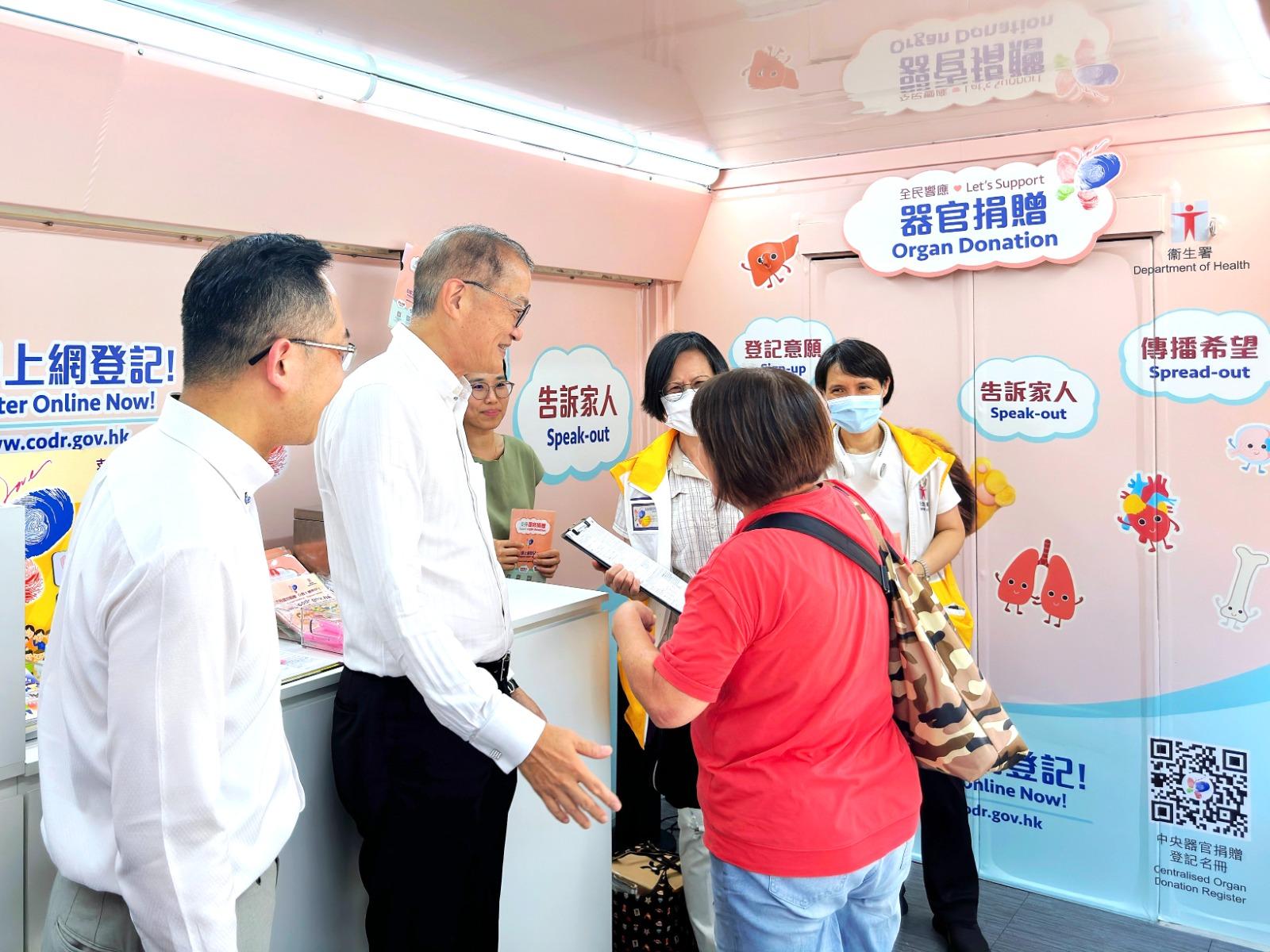 The Department of Health today (August 16) launched the organ donation promotion vehicle. The organ donation promotion vehicle parked at Hennessy Road, Wan Chai, on the first day of its launch will visit various locations in Hong Kong in the coming three months to promote organ donations to the public. Photo shows the Secretary for Health, Professor Lo Chung-mau (second left), and the Director of Health, Dr Ronald Lam (first left), on board the promotion vehicle assisting a member of the public to register in the Centralised Organ Donation Register.

