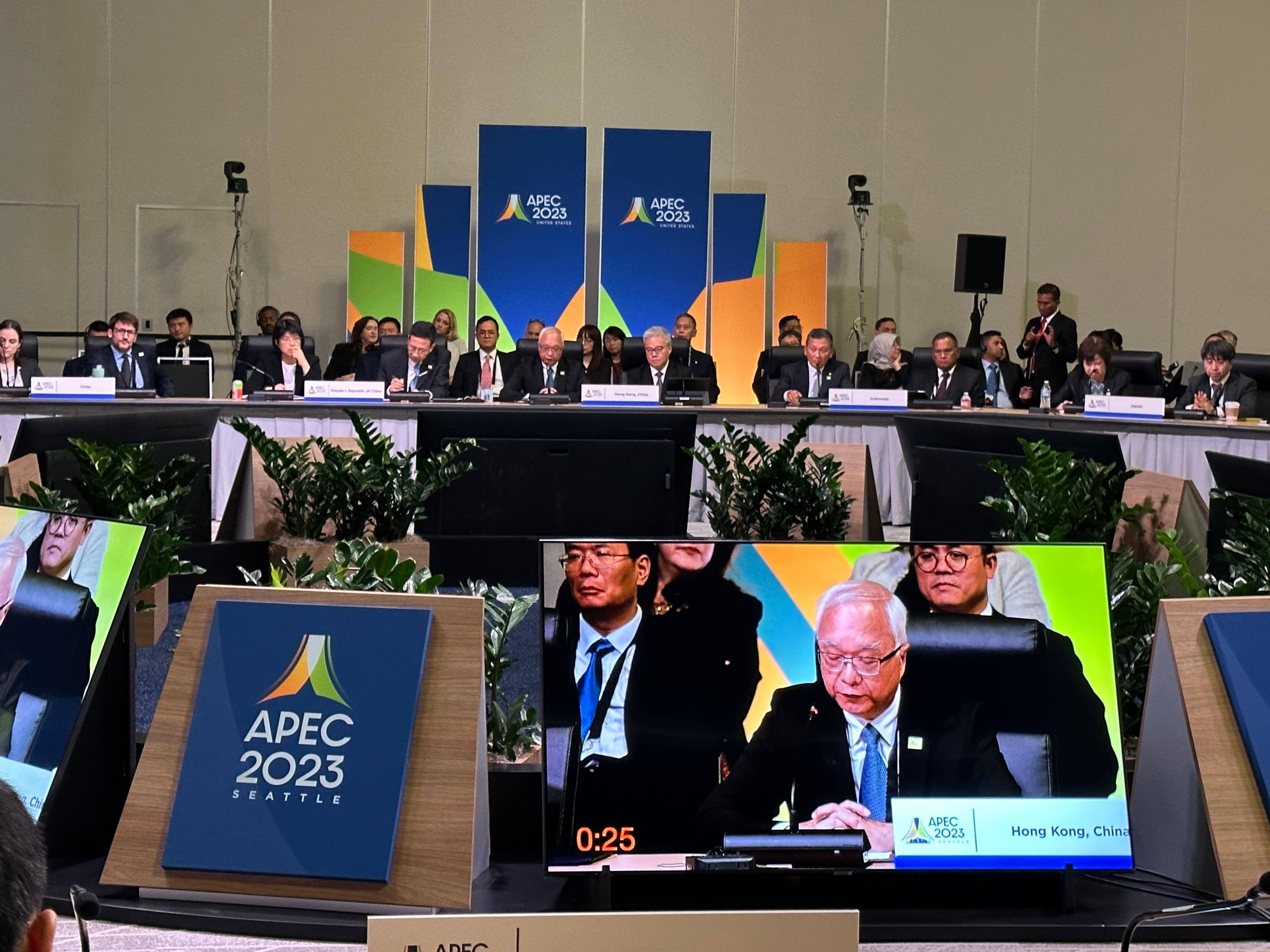 The Secretary for Environment and Ecology, Mr Tse Chin-wan, attended the Asia-Pacific Economic Cooperation Energy Ministerial Meeting held in Seattle, the United States (US), today (August 15, US time). Photo shows Mr Tse (fifth left) speaking at the opening plenary. Deputy Director of the Electrical and Mechanical Services Department Mr Raymond Poon (sixth left) also attended the plenary.