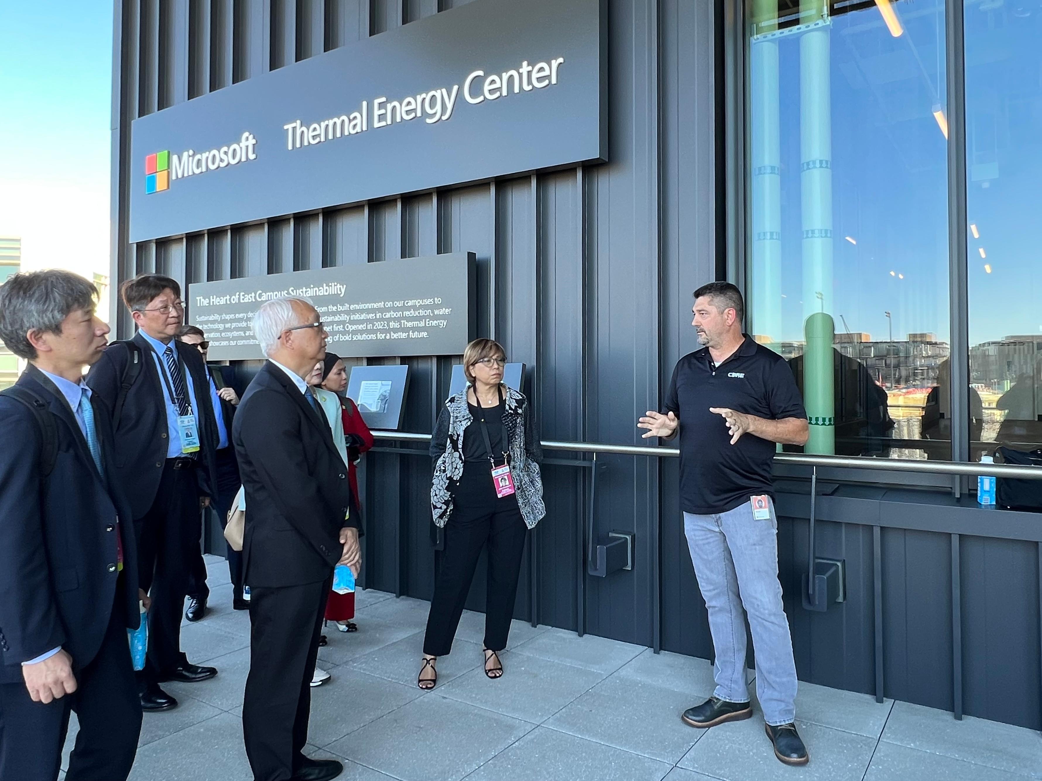 The Secretary for Environment and Ecology, Mr Tse Chin-wan, attended the Asia-Pacific Economic Cooperation Energy Ministerial Meeting held in Seattle, the United States (US), today (August 15, US time). Photo shows Mr Tse (third left) visiting the Microsoft Thermal Energy Center to learn about the latest new energy developments in the US.