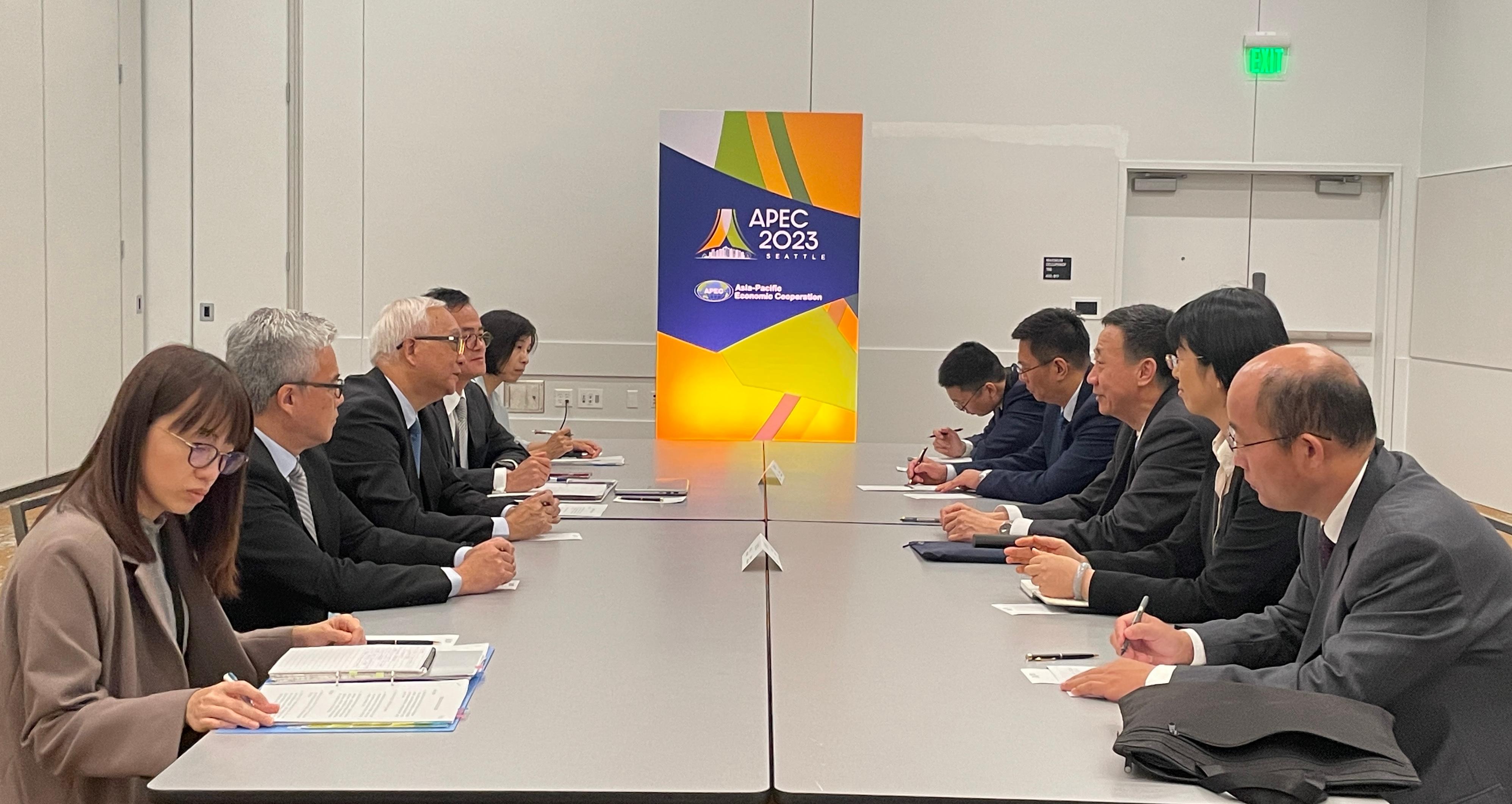 The Secretary for Environment and Ecology, Mr Tse Chin-wan attended the Asia-Pacific Economic Cooperation Energy Ministerial Meeting held in Seattle, the United States (US) today (August 15, US time). Yesterday (August 14, US time), Mr Tse (third left) had a side meeting with the Deputy Director of the National Energy Administration, Mr Ren Jingdong (third right), to exchange views on strengthening regional co-operation.