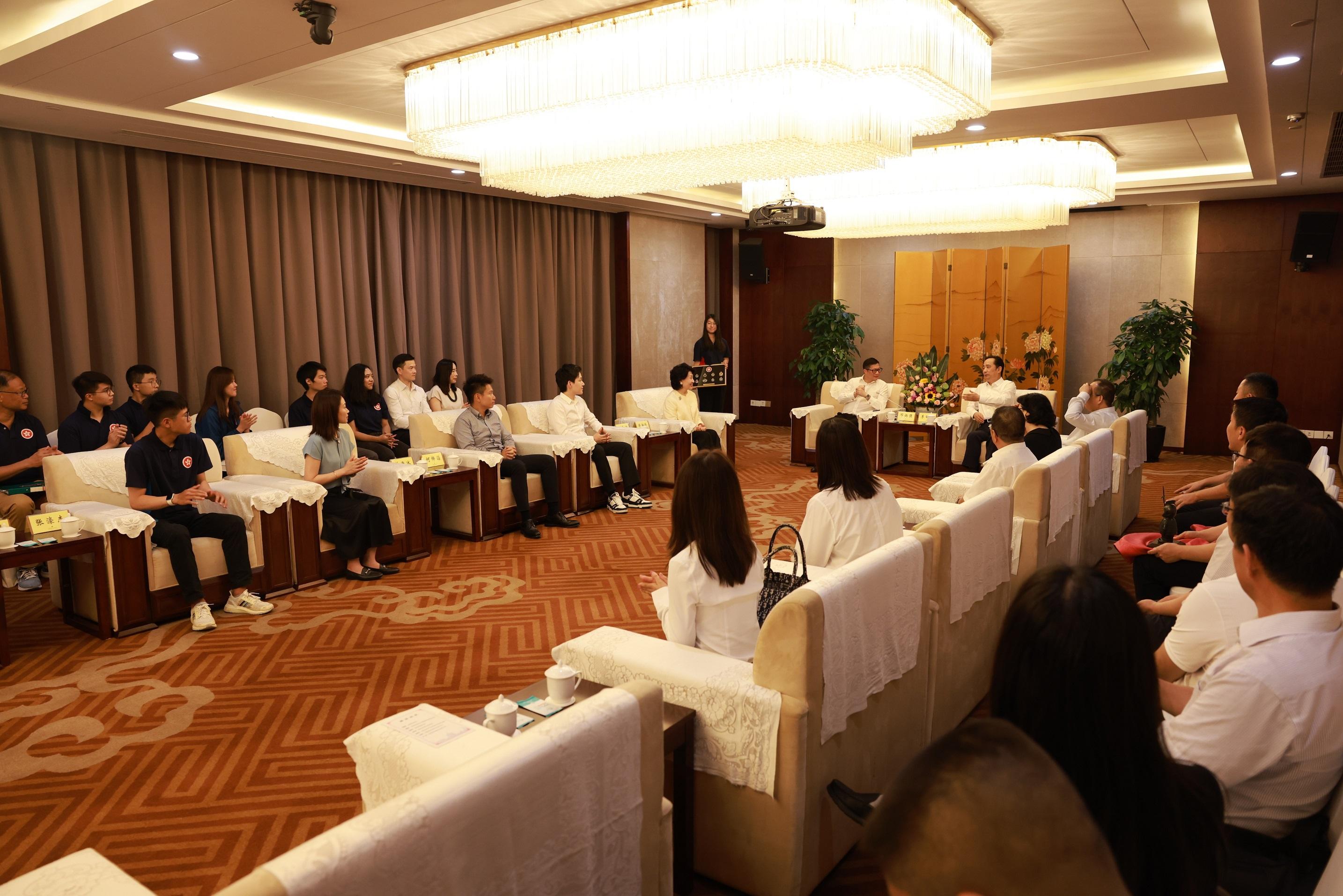 The Secretary for Security, Mr Tang Ping-keung, led members of the Security Bureau Youth Uniformed Group Leaders Forum and non-Chinese speaking students of Project Lighthouse to visit Shaanxi and Beijing. Photo shows Mr Tang leading the tour members to meet with Standing Committee Member and Head of the United Front Work Department of the CPC Shaanxi Provincial Committee, Mr Li Mingyuan, on August 15.