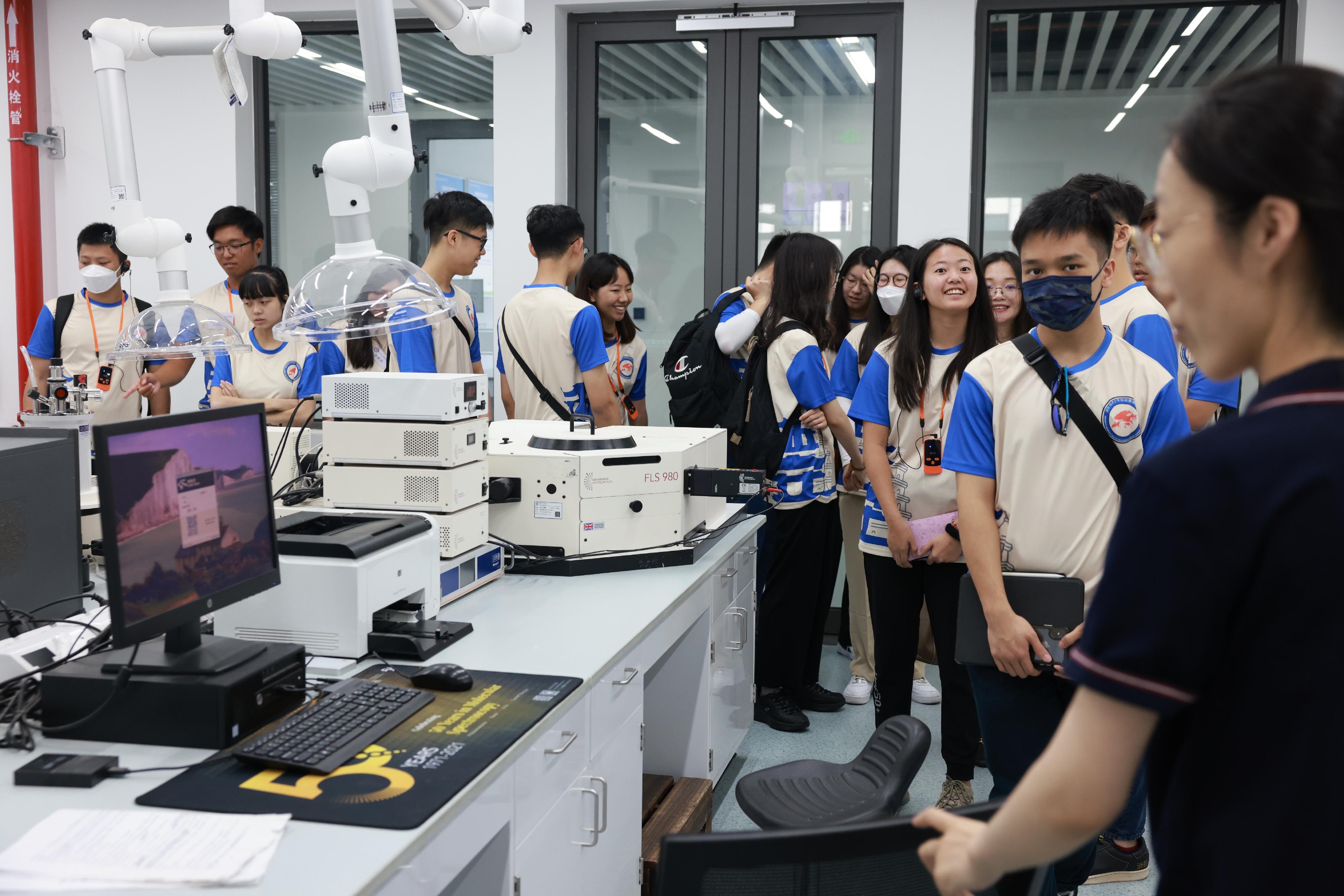 The Secretary for Security, Mr Tang Ping-keung, led members of the Security Bureau Youth Uniformed Group Leaders Forum and non-Chinese speaking students of Project Lighthouse to visit Shaanxi and Beijing. Photo shows the youth groups' members visiting iHARBOUR of Xi'an Jiaotong University to learn about advanced technologies of the country on August 16.