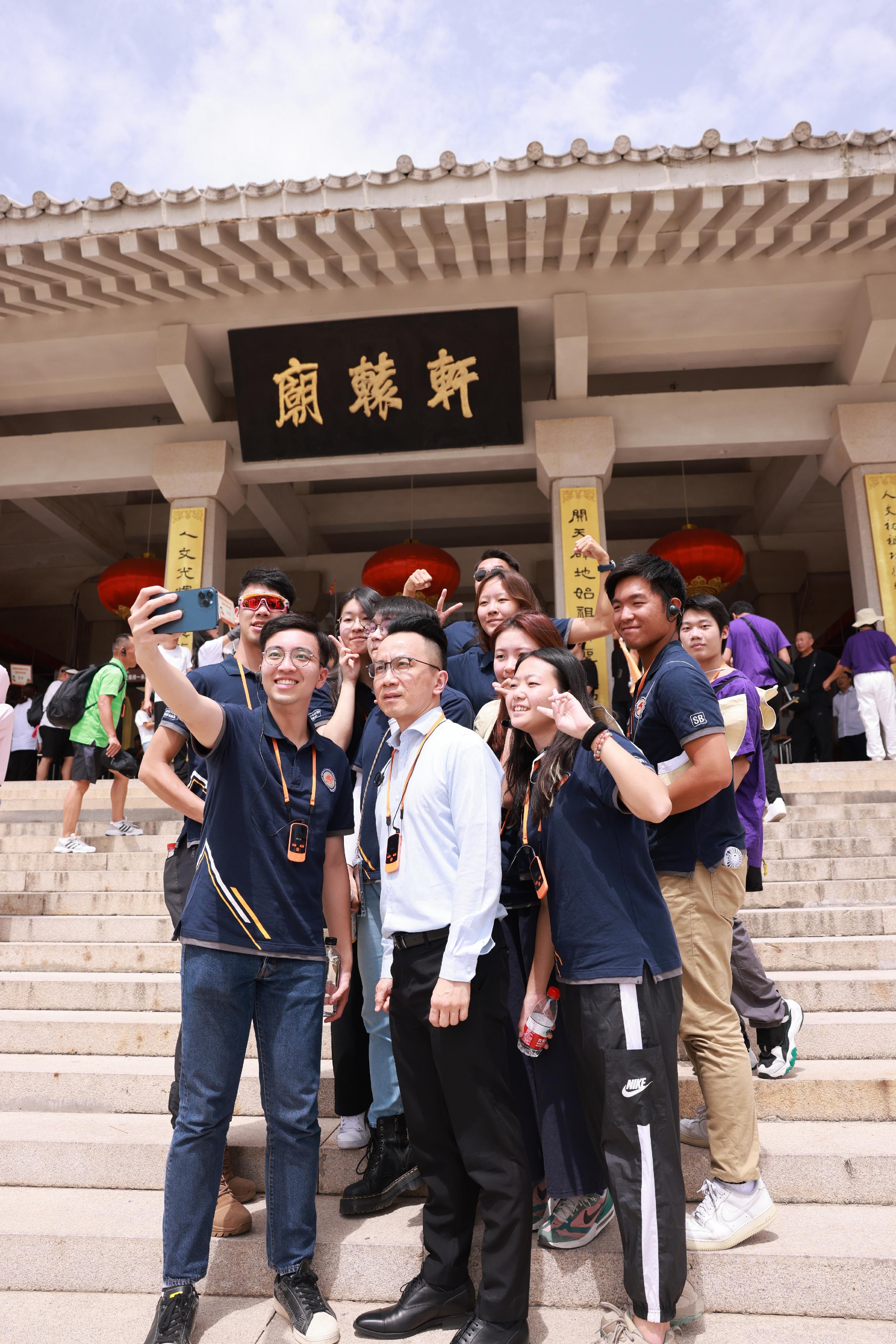 The Security Bureau youth groups' study tour to Shaanxi and Beijing begins its visit to Yan'an. Photo shows the Permanent Secretary for Security, Mr Patrick Li (front row, centre), leading the youth members to visit the Mausoleum of Yellow Emperor, which is also known as the first mausoleum in China, on August 17.