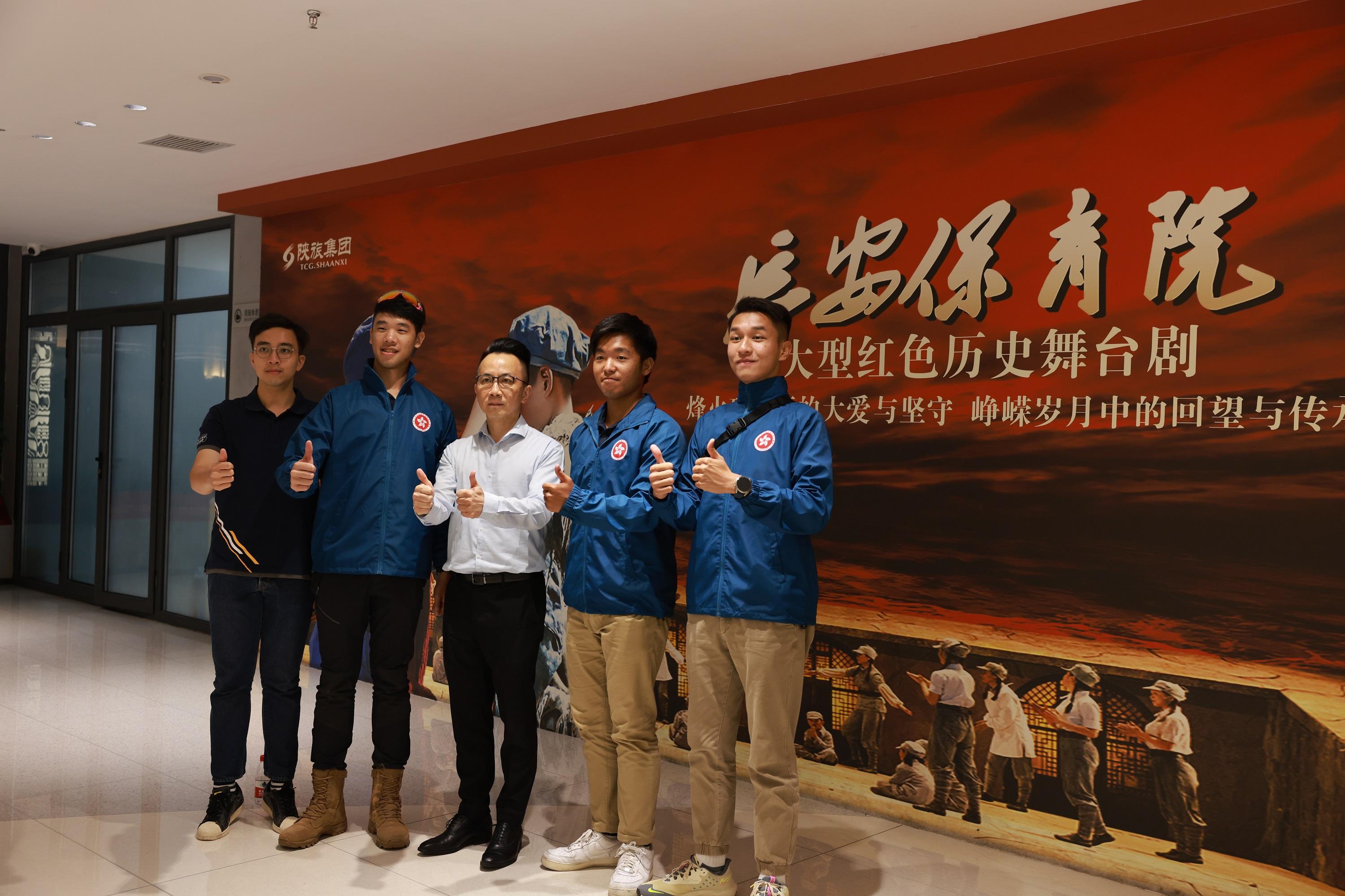 The Security Bureau youth groups' study tour to Shaanxi and Beijing begins its visit to Yan'an. Photo shows the Permanent Secretary for Security, Mr Patrick Li (centre), taking a photo with the youth members after watching the musical "Yan'an Nursery" based on stories of child caring during the War of Resistance on August 17.