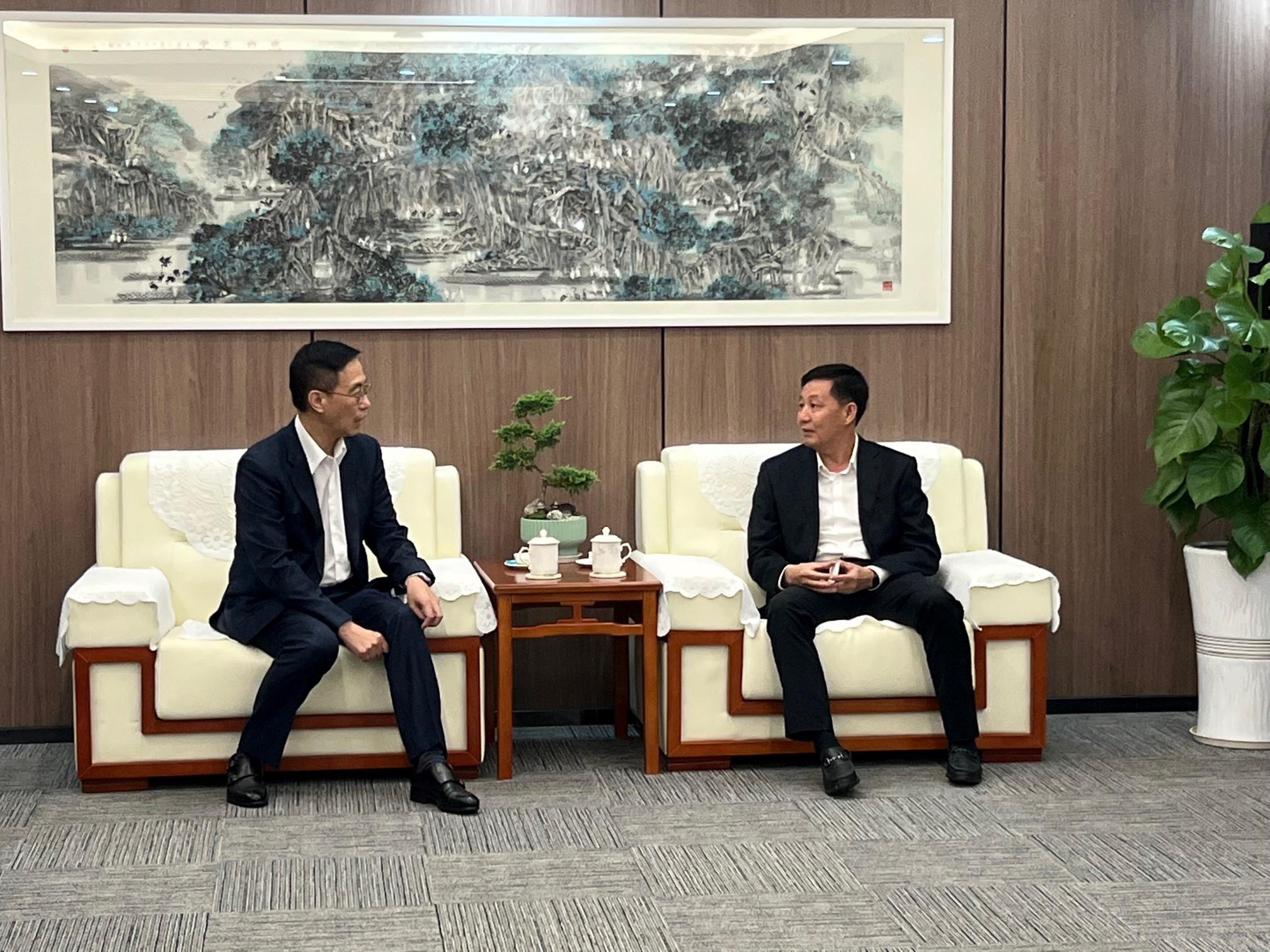 The Secretary for Culture, Sports and Tourism, Mr Kevin Yeung (left), meets with Vice Mayor of the Jiangmen Municipal People's Government Mr Lin Jiansheng (right) in Jiangmen yesterday (August 16) to discuss the direction for co-operation on culture and tourism development.