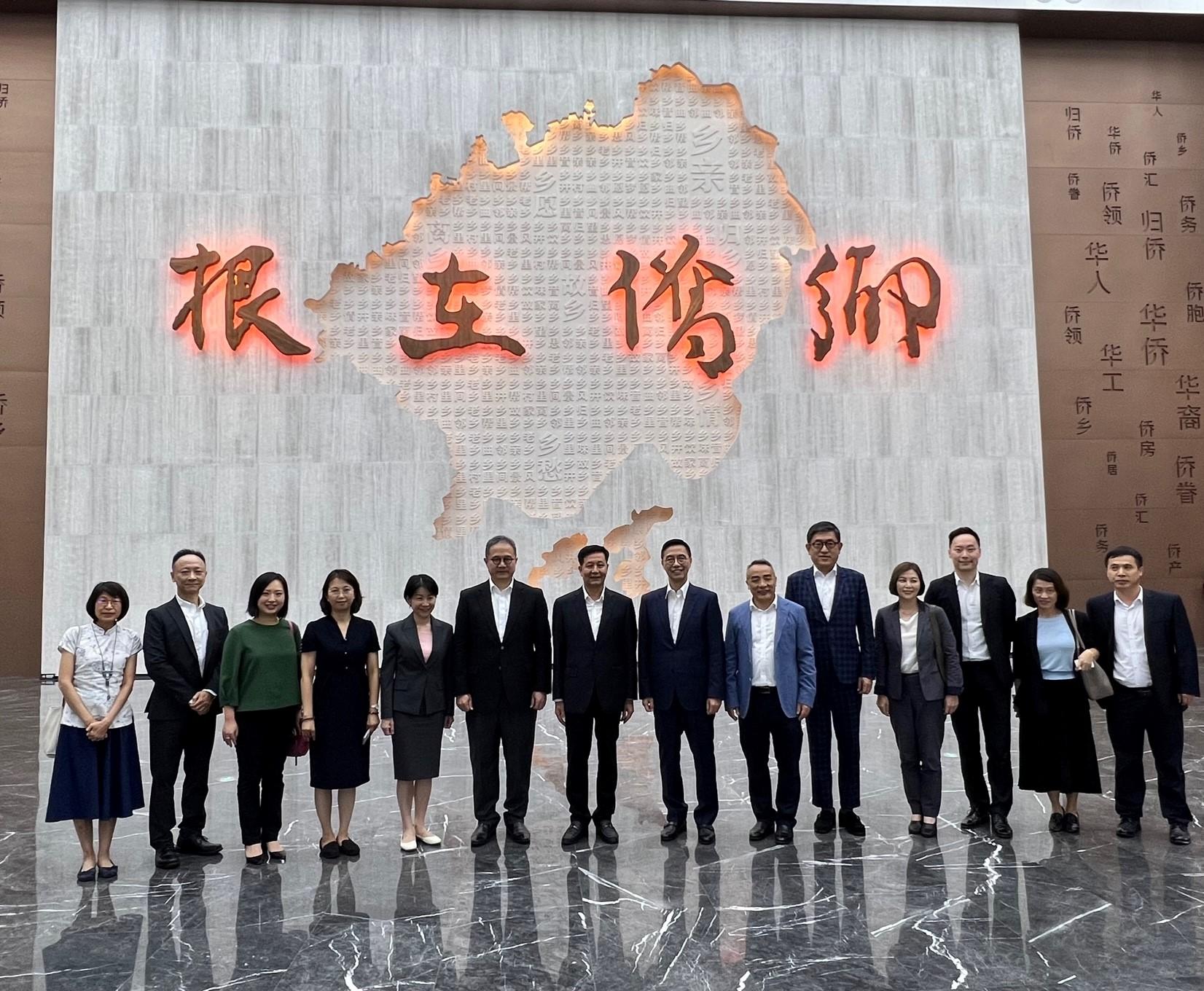 The Secretary for Culture, Sports and Tourism, Mr Kevin Yeung, visited Jiangmen yesterday (August 16). Photo shows Mr Yeung (seventh right); the Permanent Secretary for Culture, Sports and Tourism, Mr Joe Wong (sixth left); the Commissioner for Tourism, Ms Vivian Sum (fifth left); Vice Mayor of the Jiangmen Municipal People's Government Mr Lin Jiansheng (seventh left); Deputy Secretary of the Jiangmen Municipal People's Government Ms Liang Linghua (fourth left); and the Director of the Jiangmen Municipal Bureau of Culture, Radio, Television, Tourism and Sports, Mr Kuang Jikang (sixth right).