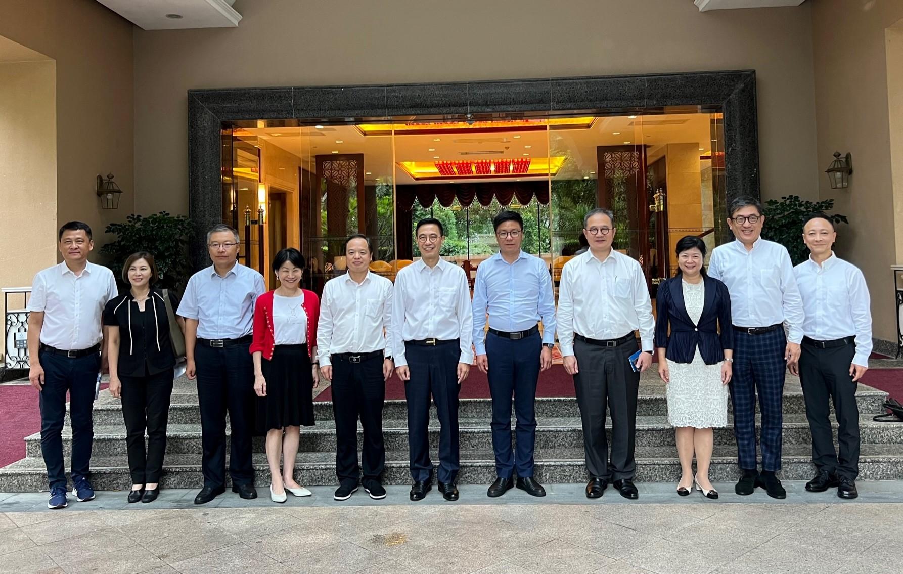 The Secretary for Culture, Sports and Tourism, Mr Kevin Yeung, visited Zhuhai today (August 17). Photo shows Mr Yeung (centre); the Permanent Secretary for Culture, Sports and Tourism, Mr Joe Wong (fourth right); the Commissioner for Tourism, Ms Vivian Sum (fourth left); and the Director of the Zhuhai Municipal Bureau of Culture, Radio, Television, Tourism and Sports, Mr Yan Weimin (third left).