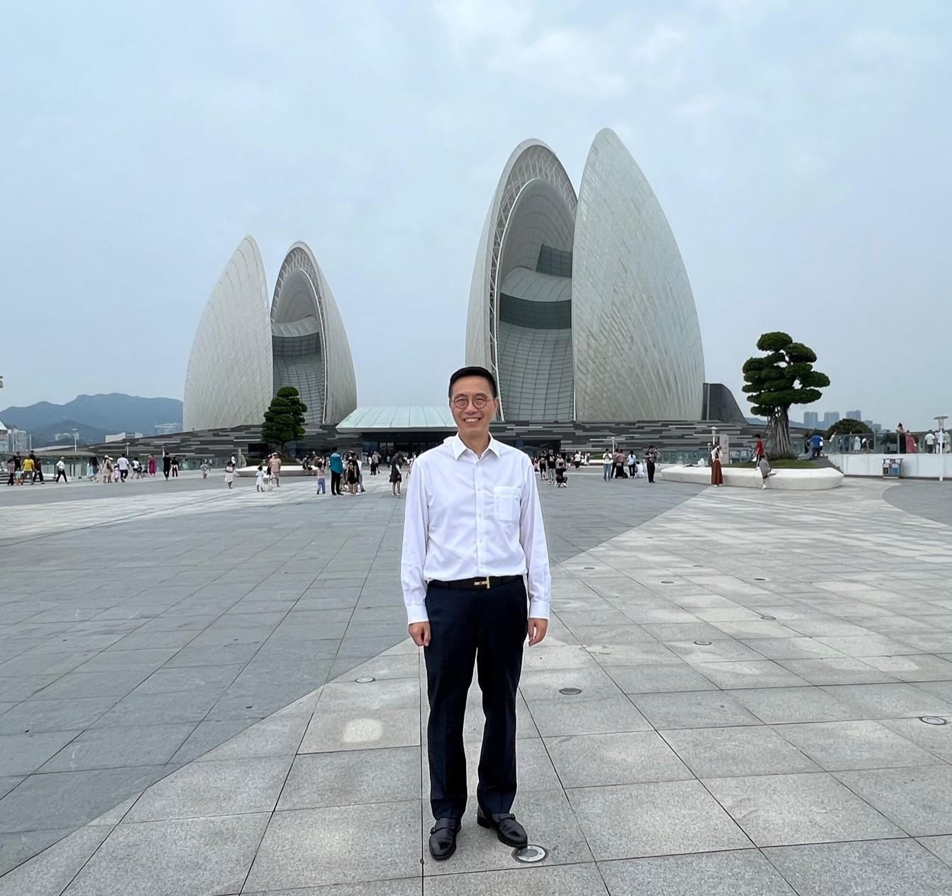 The Secretary for Culture, Sports and Tourism, Mr Kevin Yeung, visited the Zhuhai Grand Theatre in Zhuhai today (August 17) to check on its facilities which accommodate a variety of large-scale integrated performances, as well as learning about its operation and development.