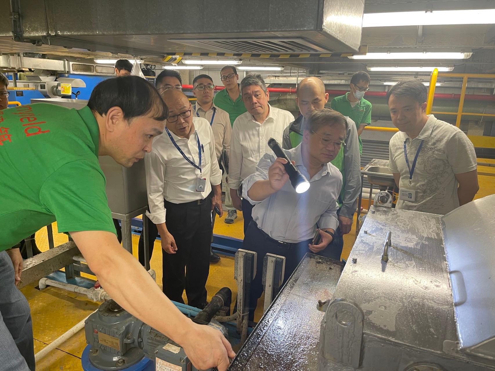 The Director of Environmental Protection, Dr Samuel Chui, today (August 17) visits the provisional sewage treatment facilities near the Macau Outer Harbour Ferry Terminal in Macao in the late afternoon. Photo shows Dr Chui (third left) receiving a briefing from staff on the work of the sewage treatment.