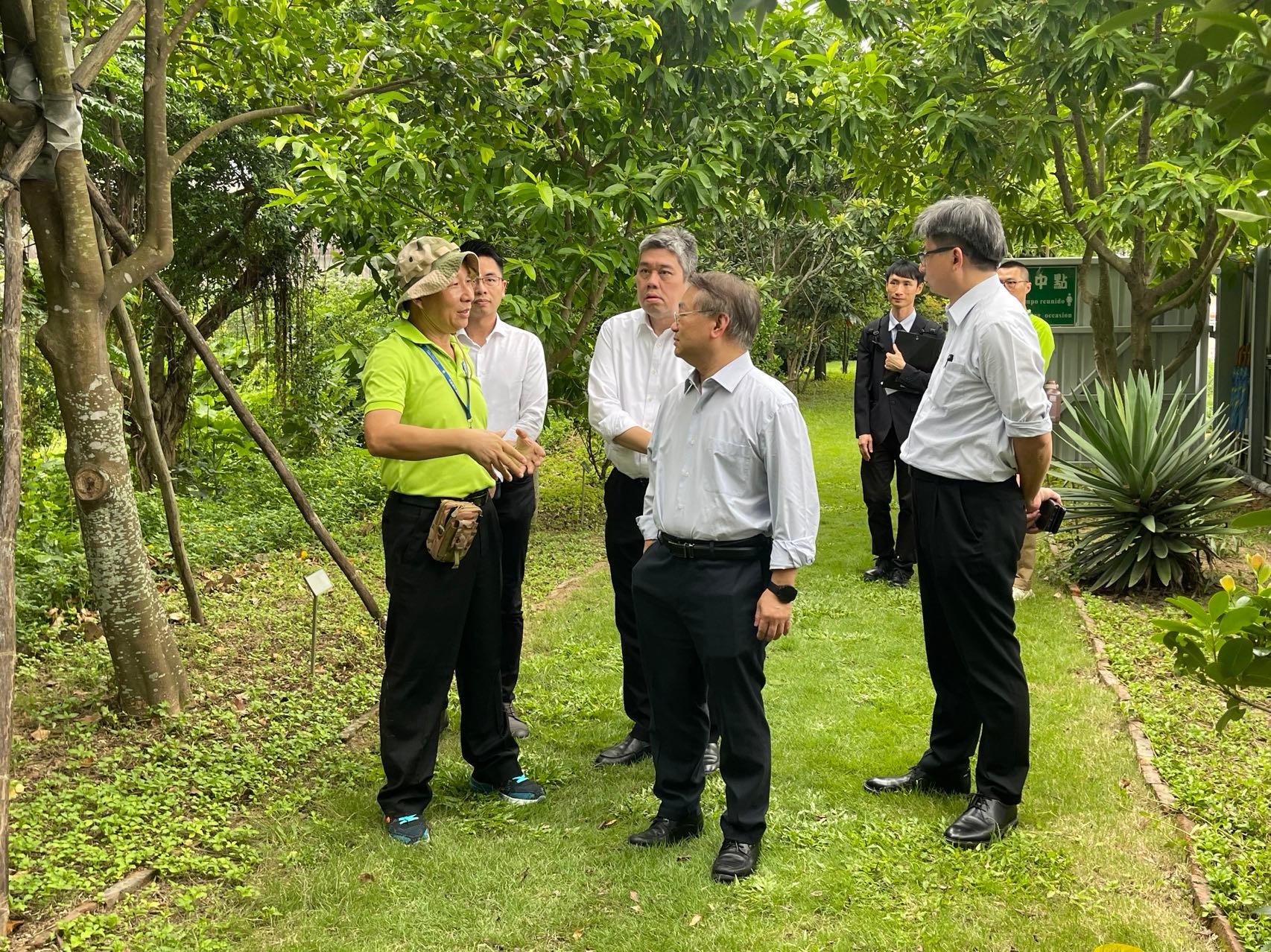 The Director of Environmental Protection, Dr Samuel Chui, today (August 17) visits the Cotai Ecological Zones in Macao in the late afternoon. Photo shows Dr Chui (fourth left) chatting with staff of the zone.