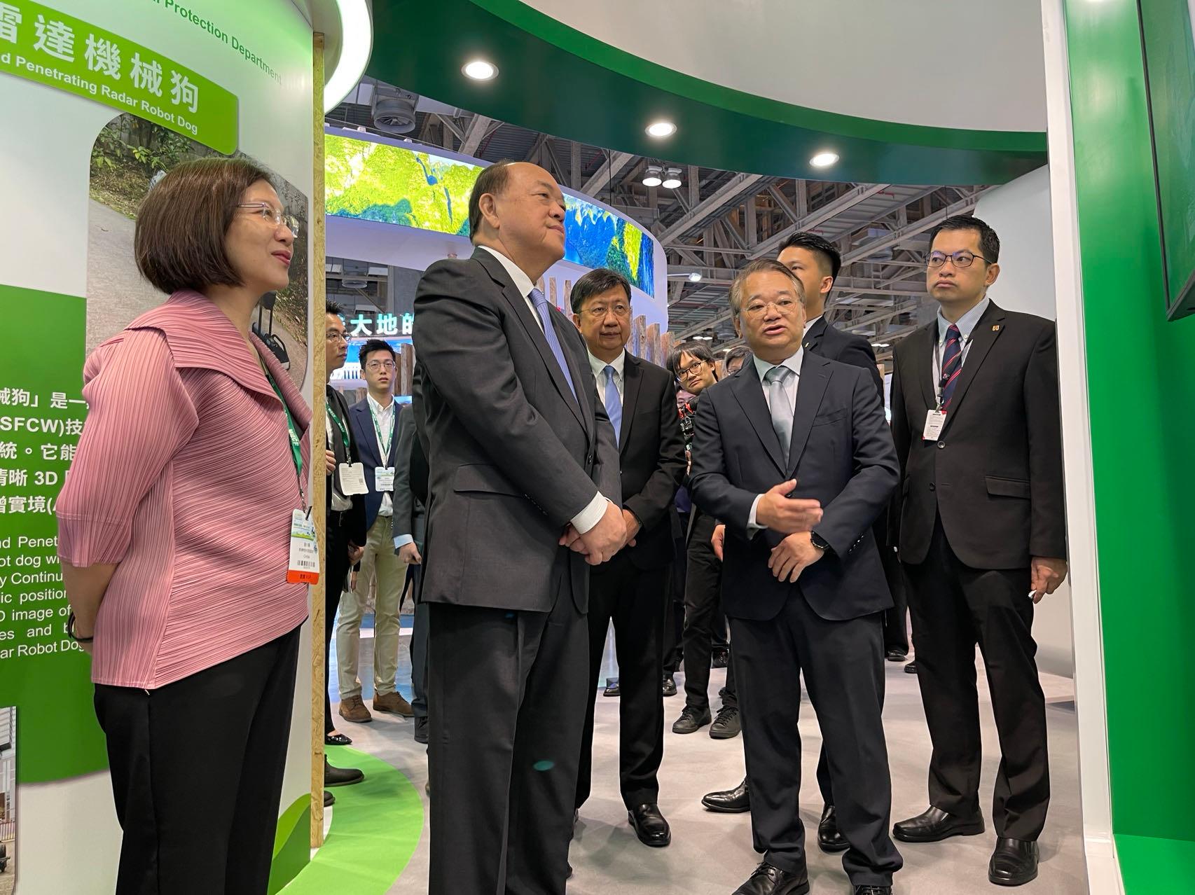 The Permanent Secretary for Environment and Ecology (Environment), Miss Janice Tse, today (August 17) led a delegation to attend the 2023 Macao International Environmental Co-operation Forum & Exhibition in Macao. Photo shows the Chief Executive of the Macao Special Administrative Region, Mr Ho Iat-seng (second left); Miss Tse (first left); the Director of the Macao Environmental Protection Bureau, Mr Tam Vai-man (third left); and the Director of Environmental Protection, Dr Samuel Chui (second right), touring a booth.