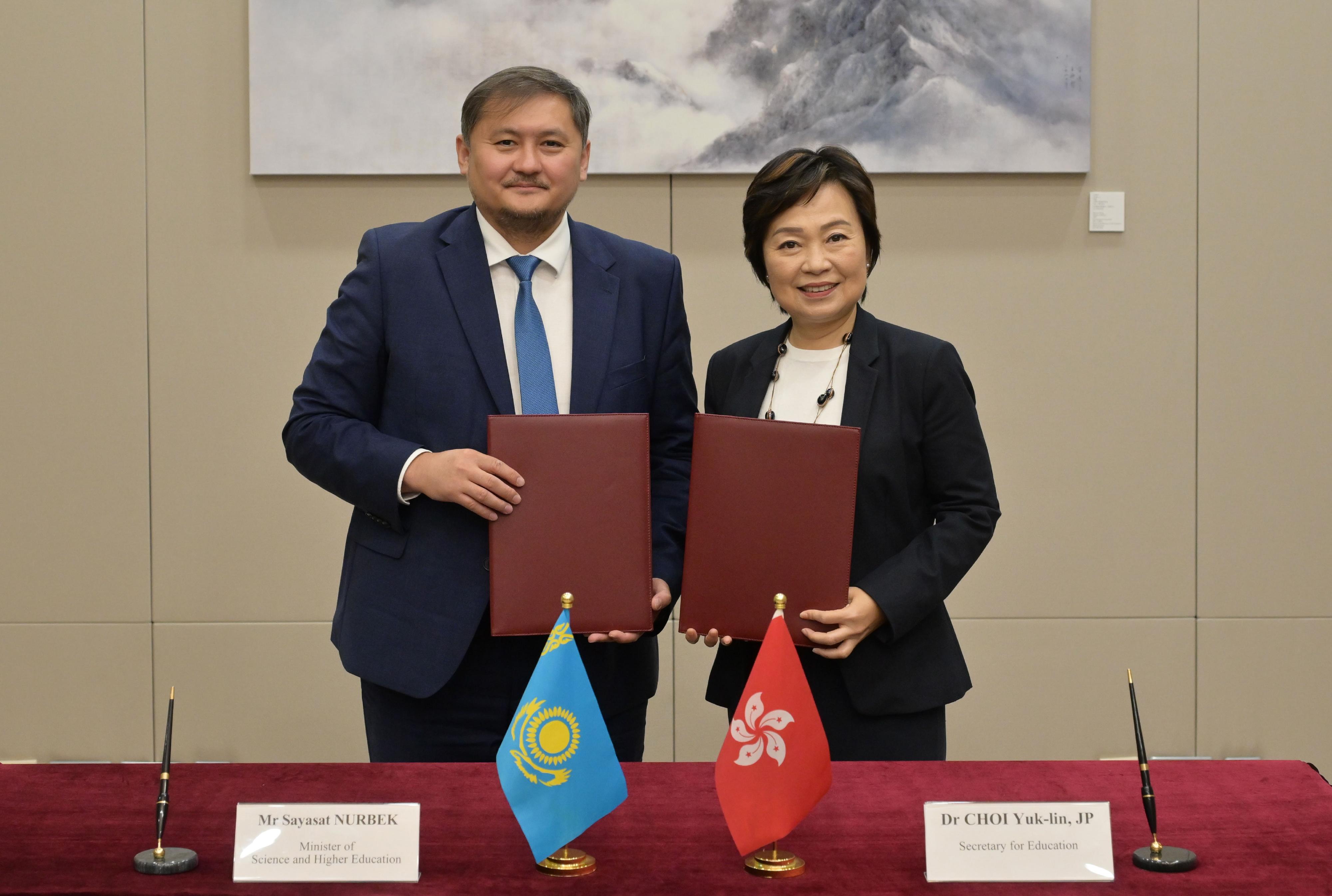 教育局局長蔡若蓮博士（右）今日（八月十七日）與哈薩克斯坦共和國科學和高等教育部部長Sayasat Nurbek（左）在簽署教育合作諒解備忘錄後合照。